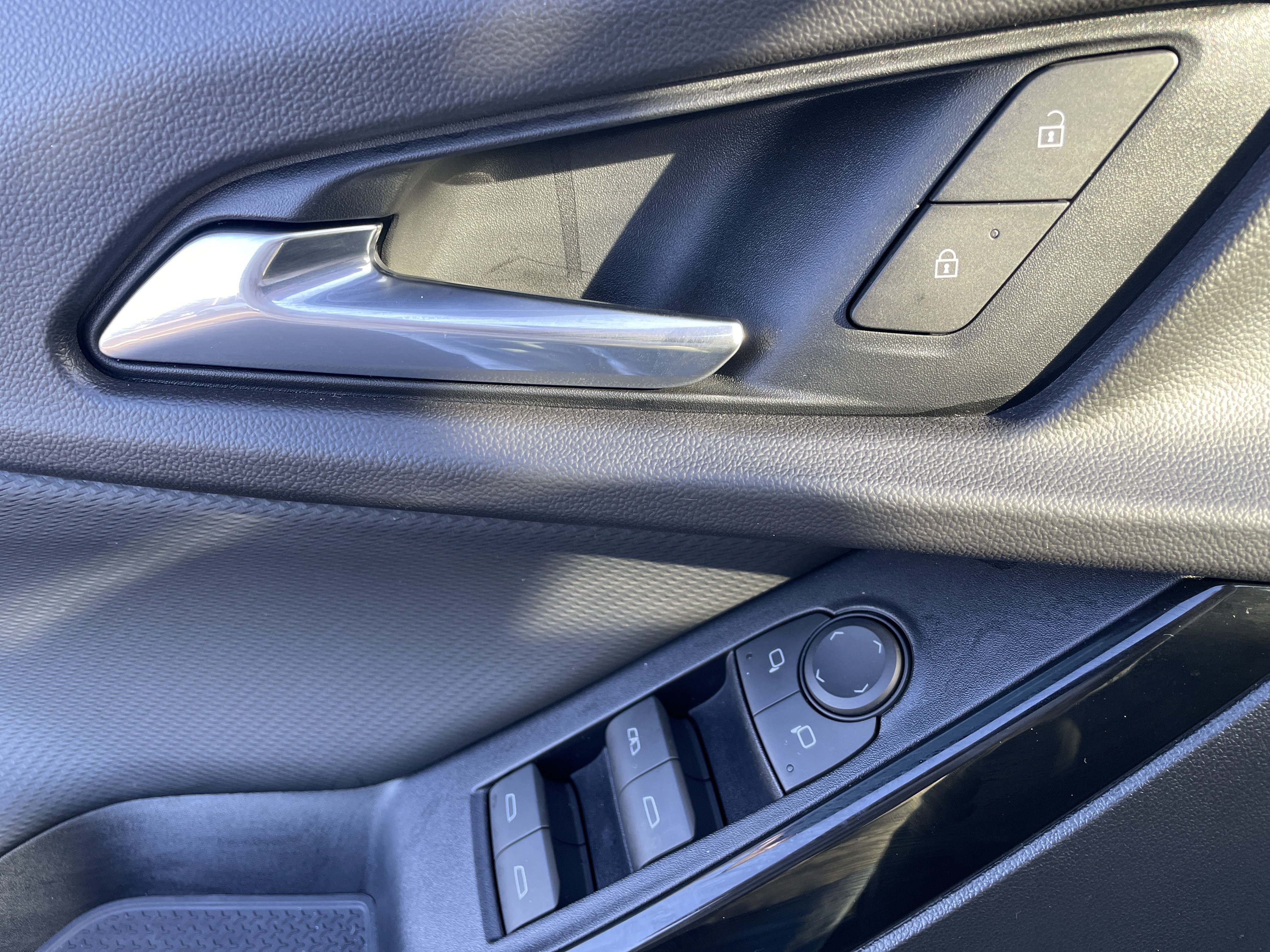 2027 Chevrolet Equinox LT - Photo 12