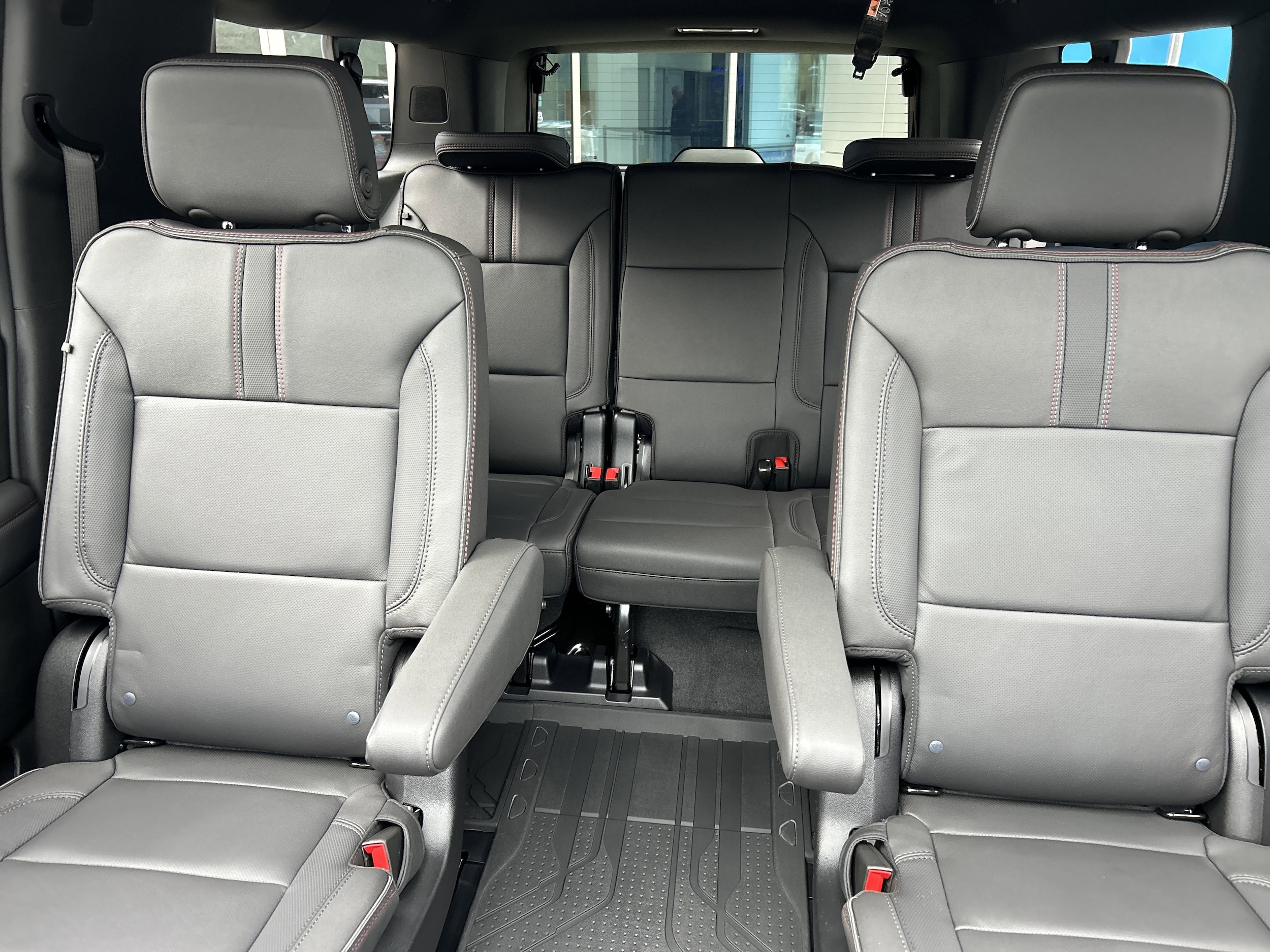 2025 Chevrolet Suburban RST - Photo 30