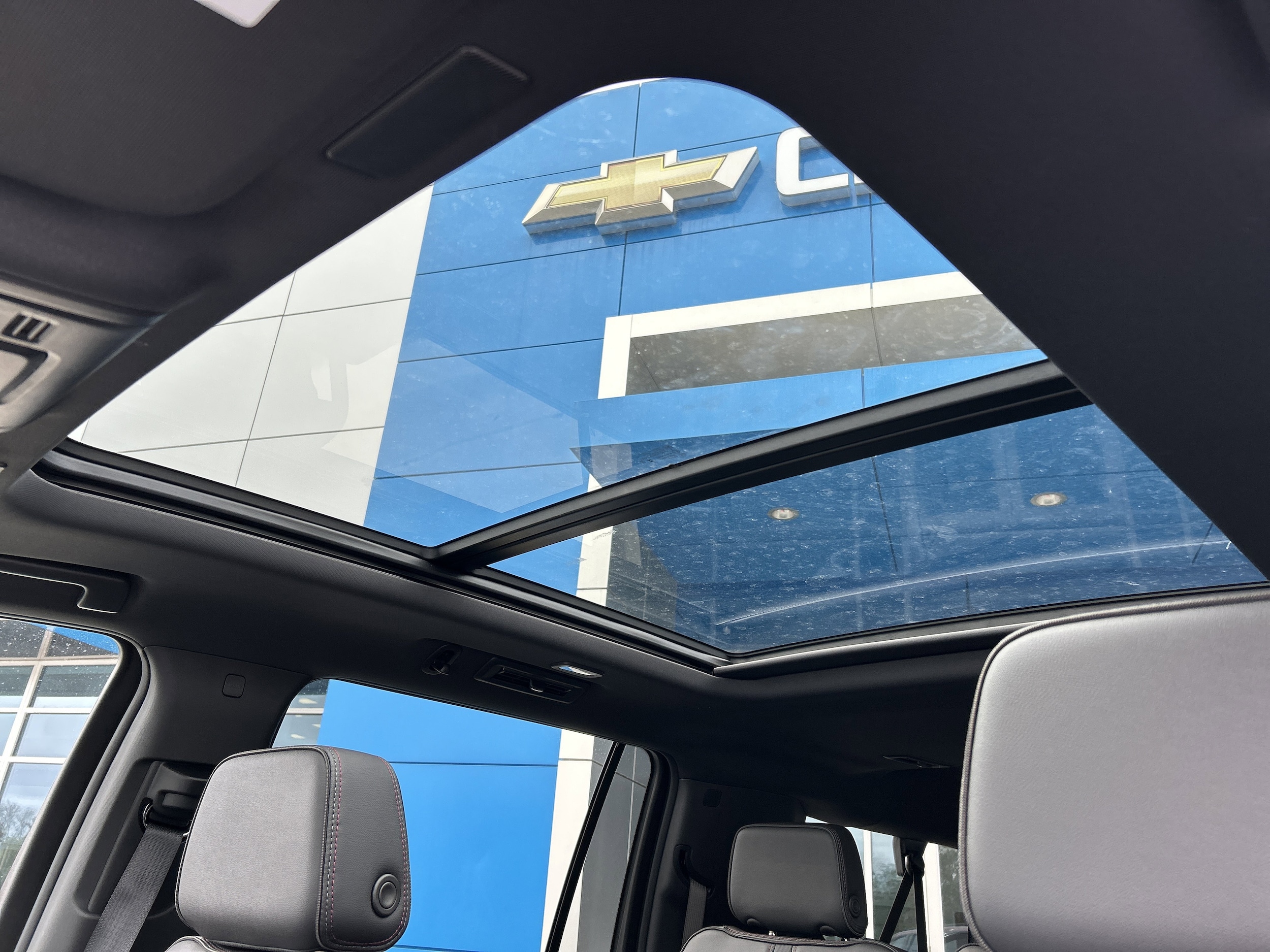 2025 Chevrolet Suburban RST - Photo 31