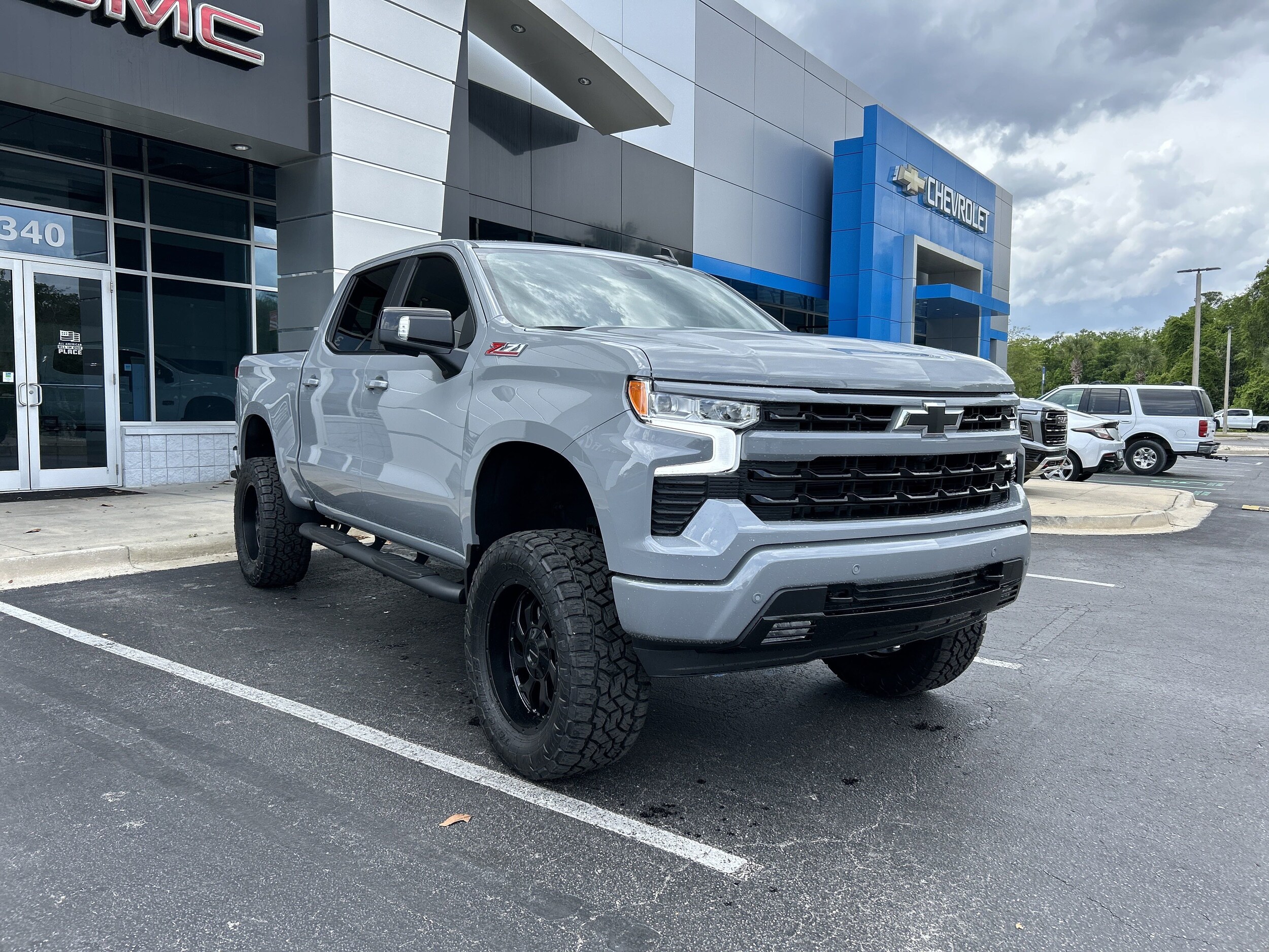 2025 Chevrolet Silverado 1500 RST photo 2