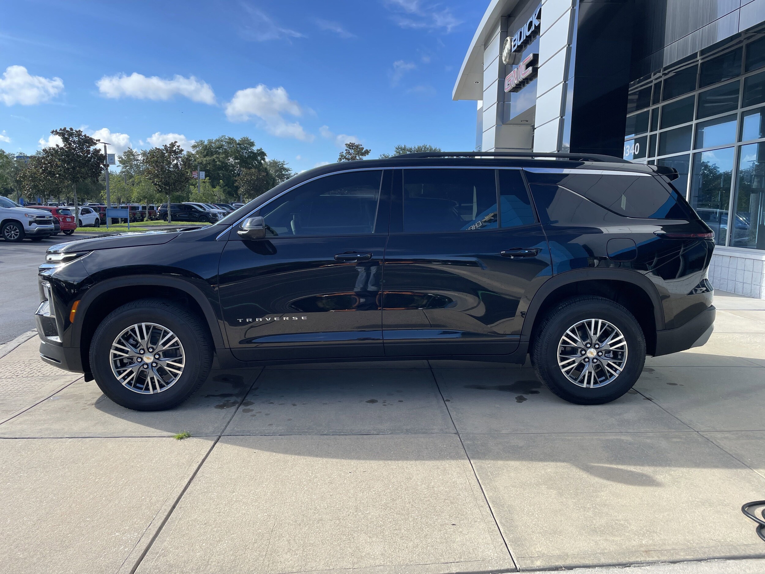 2025 Chevrolet Traverse photo 4