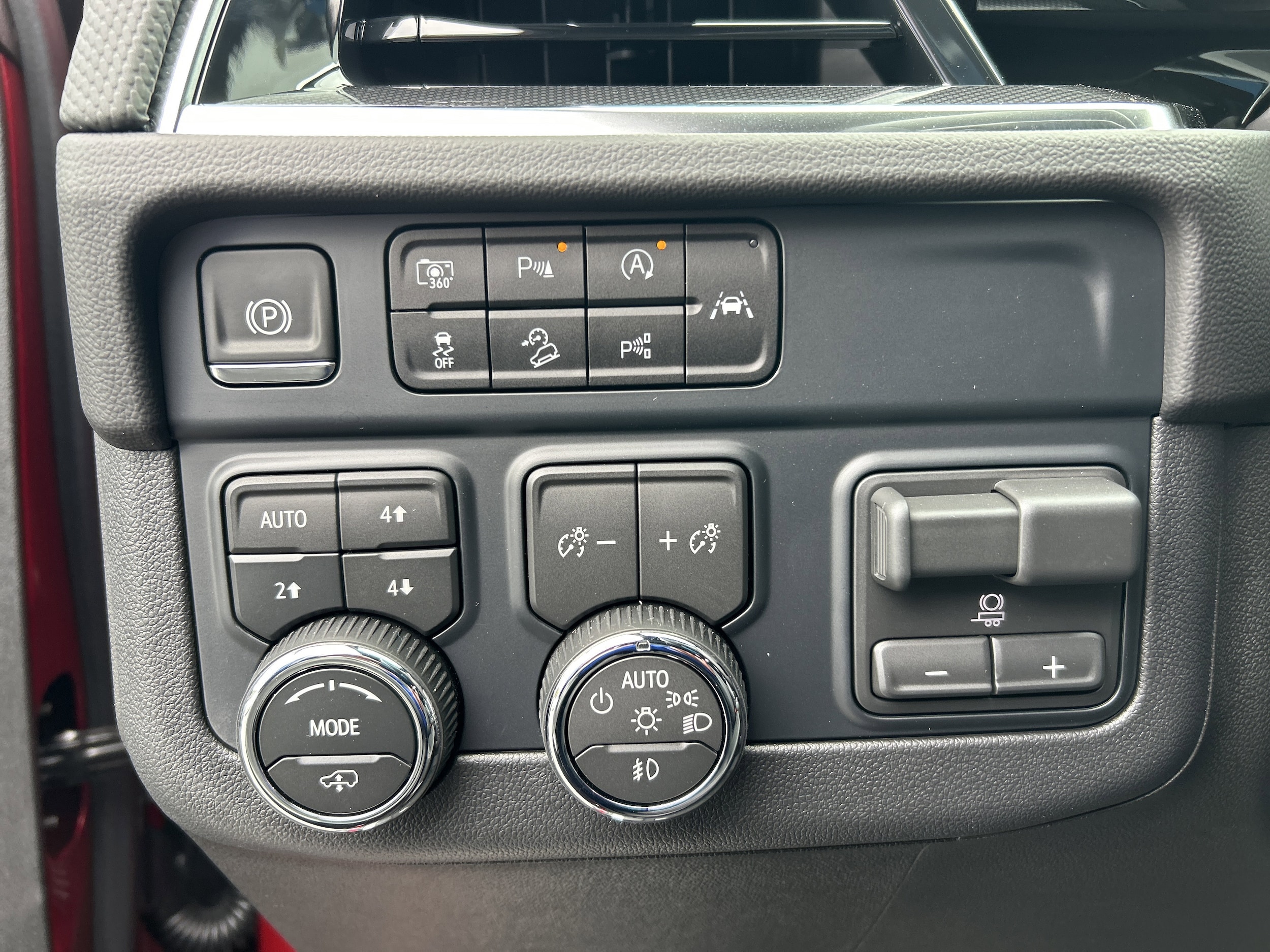 2025 Chevrolet Suburban RST - Photo 32