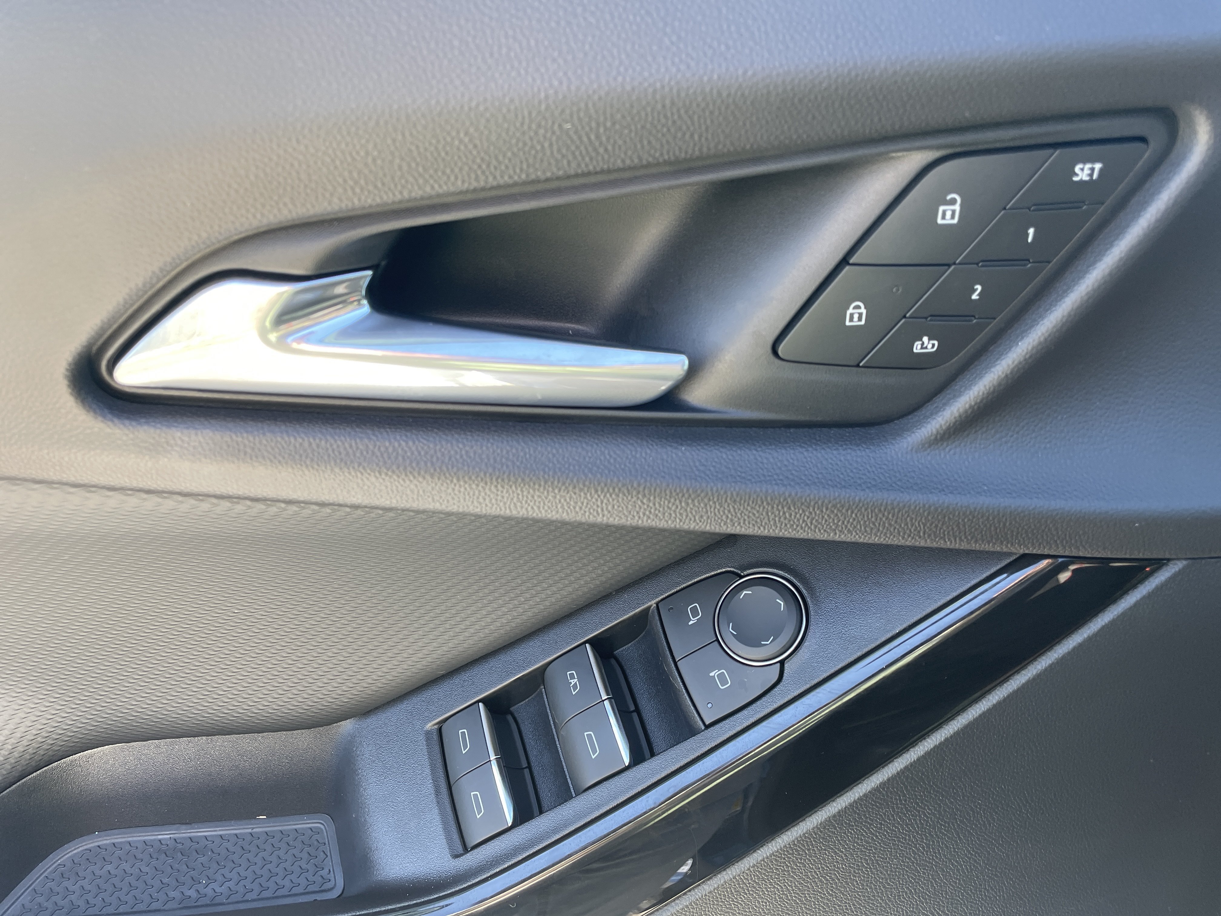 2027 Chevrolet Equinox RS - Photo 12