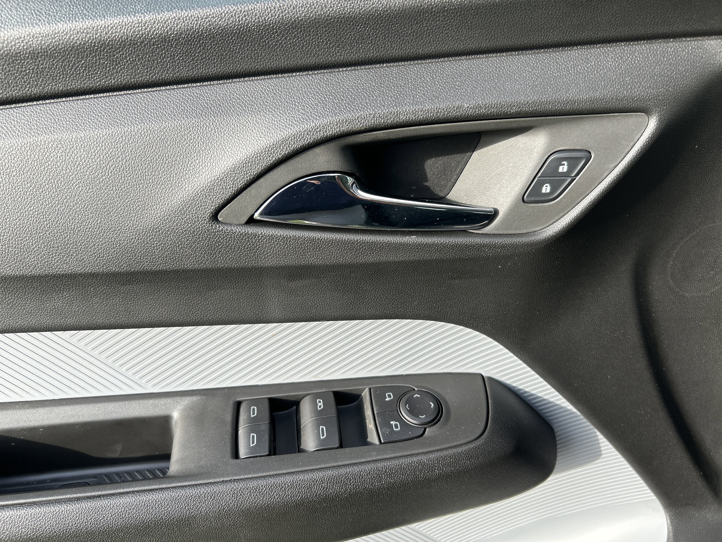 2027 Chevrolet Bolt RS - Photo 10