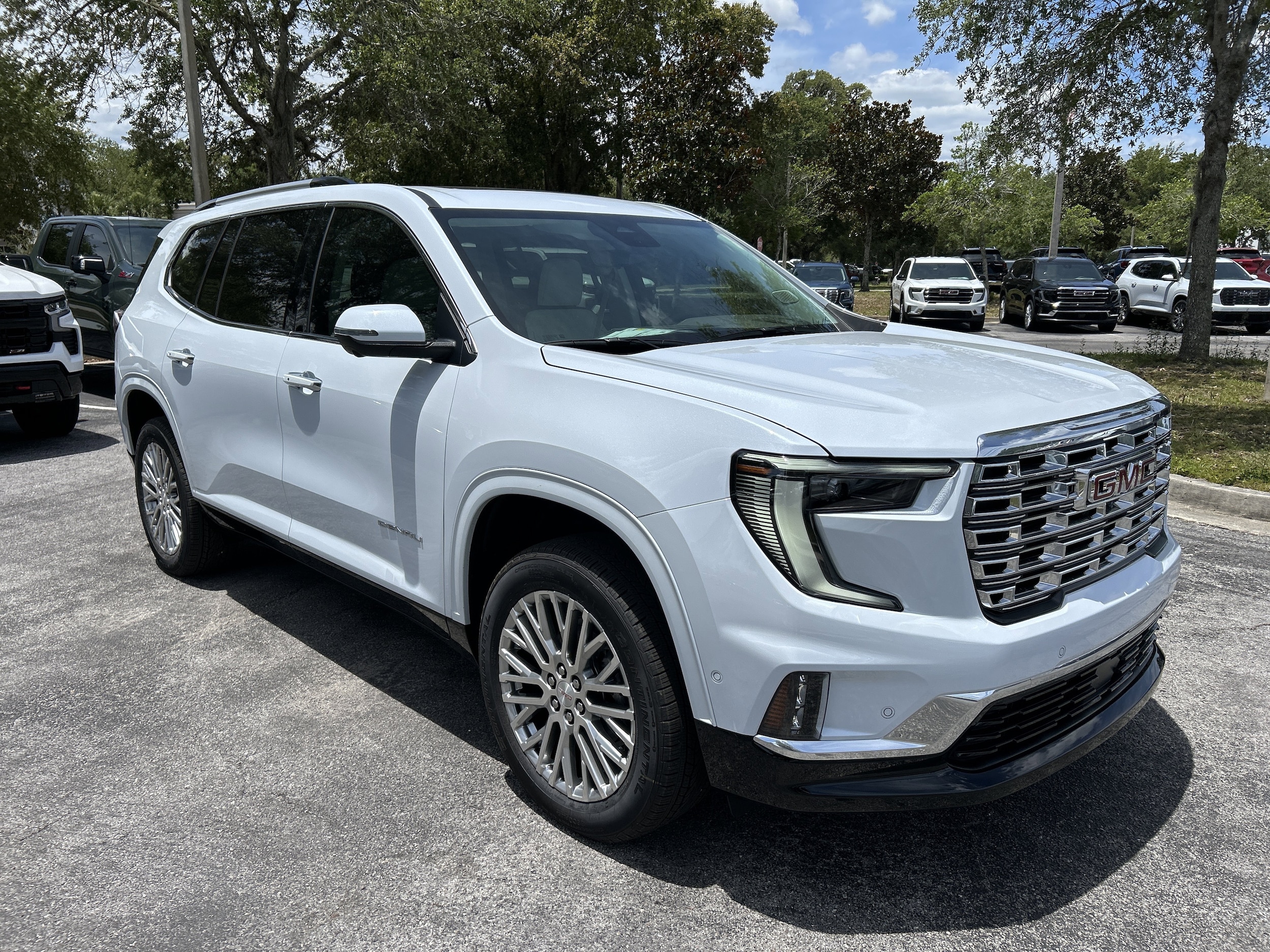 2026 GMC Acadia Denali - Photo 9