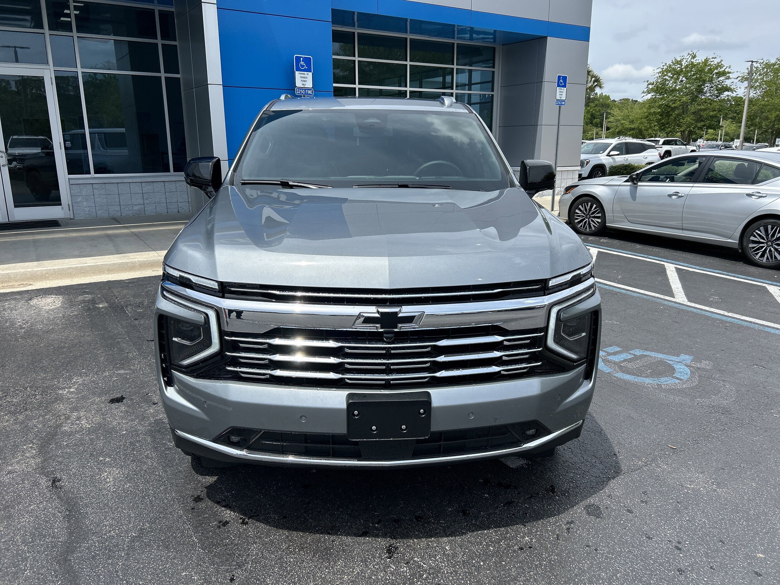 2025 Chevrolet Suburban Premier photo 4