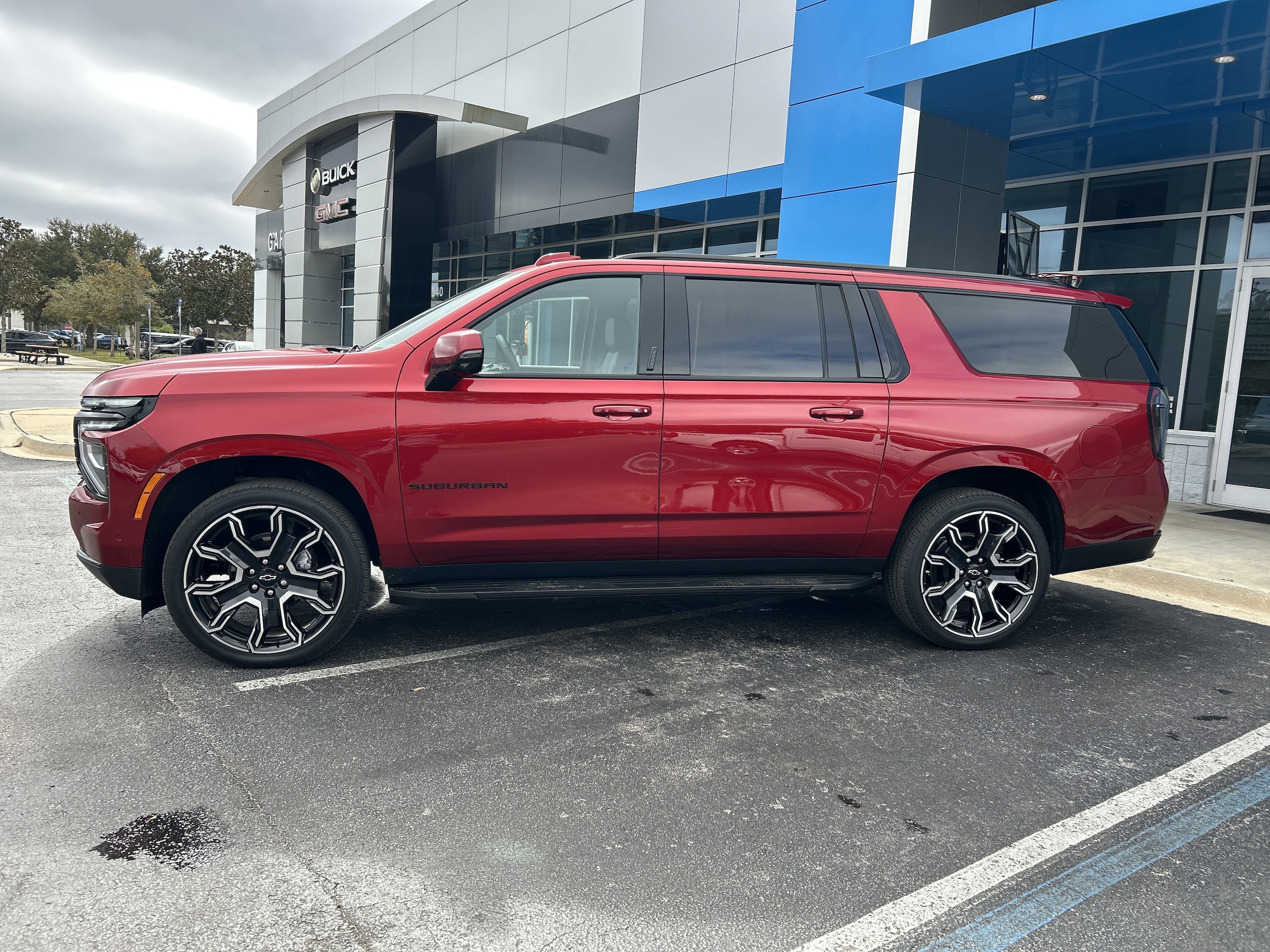 2025 Chevrolet Suburban RST - Photo 6