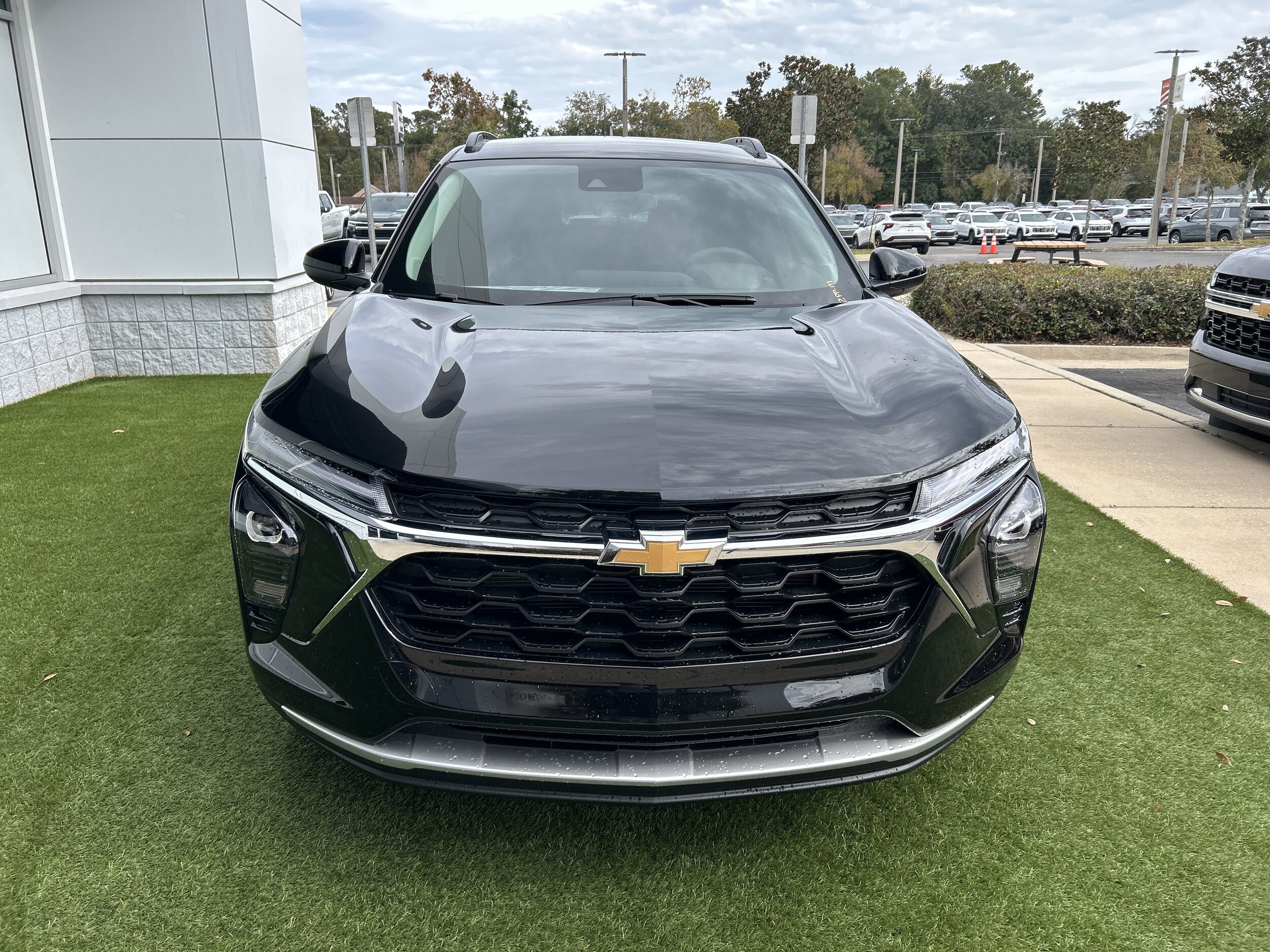 2025 Chevrolet Trax LT photo 2