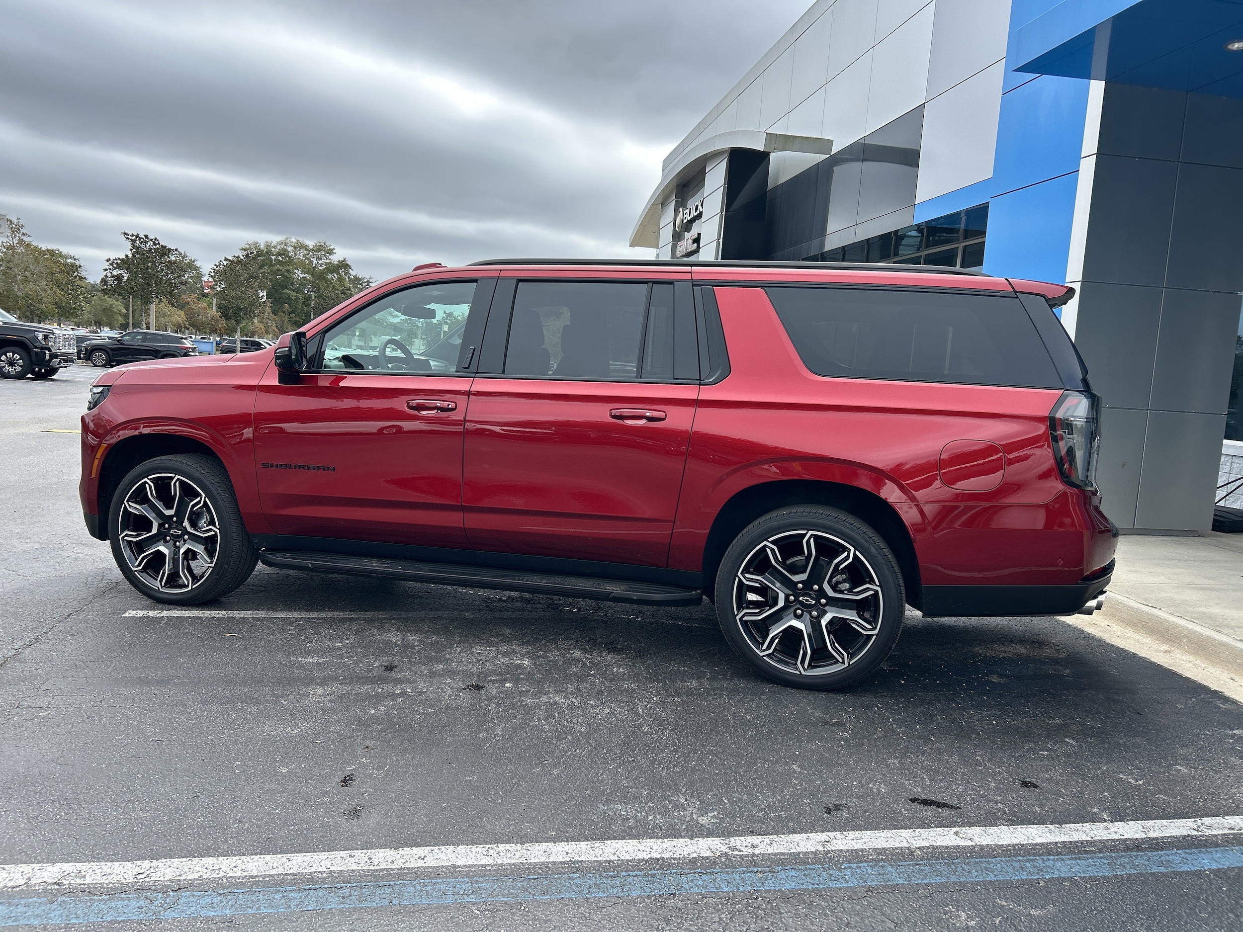 2025 Chevrolet Suburban RST - Photo 7