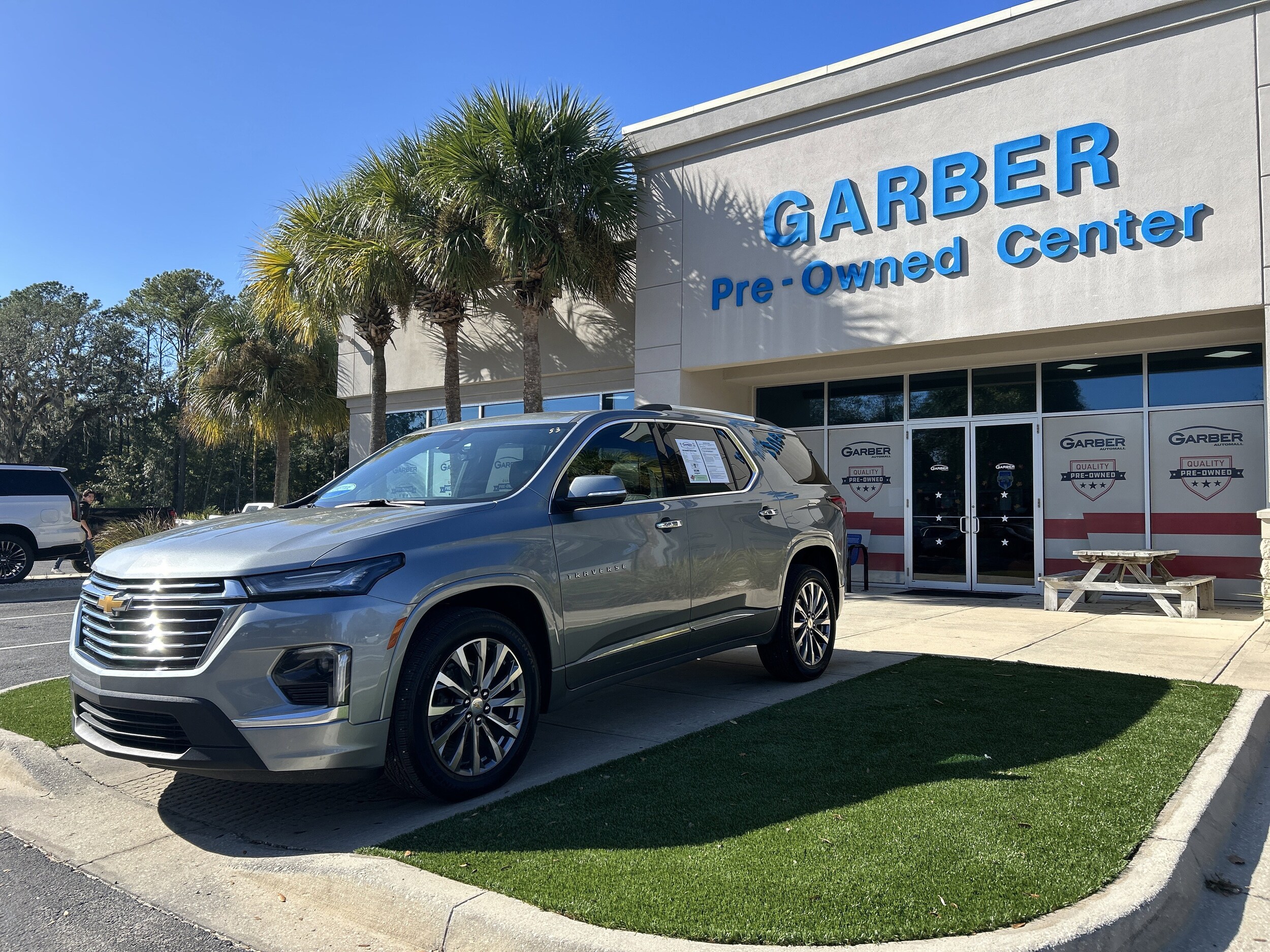 2023 Chevrolet Traverse Premier photo 2