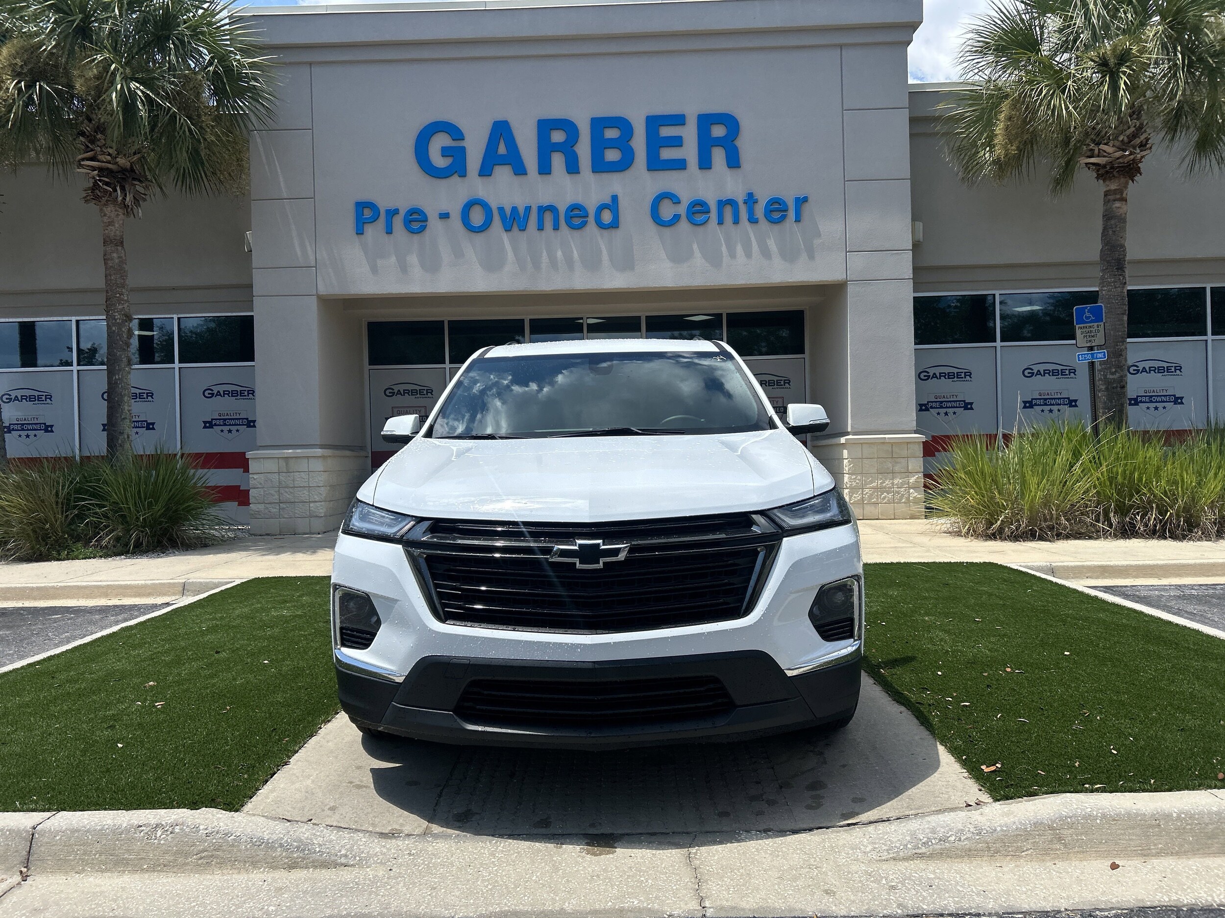 2022 Chevrolet Traverse Cloth 1LT photo 2