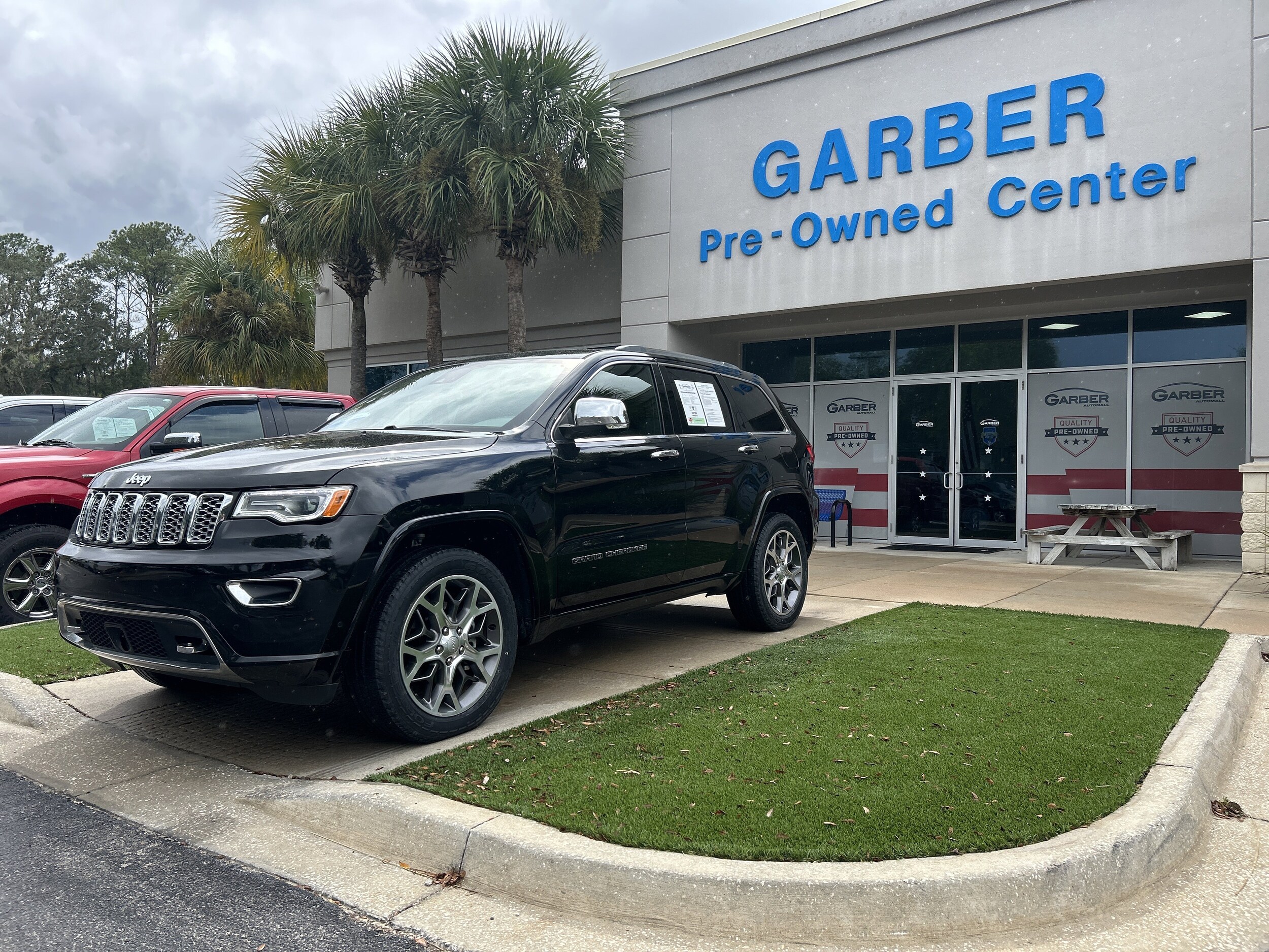2020 Jeep Grand Cherokee Overland photo 2