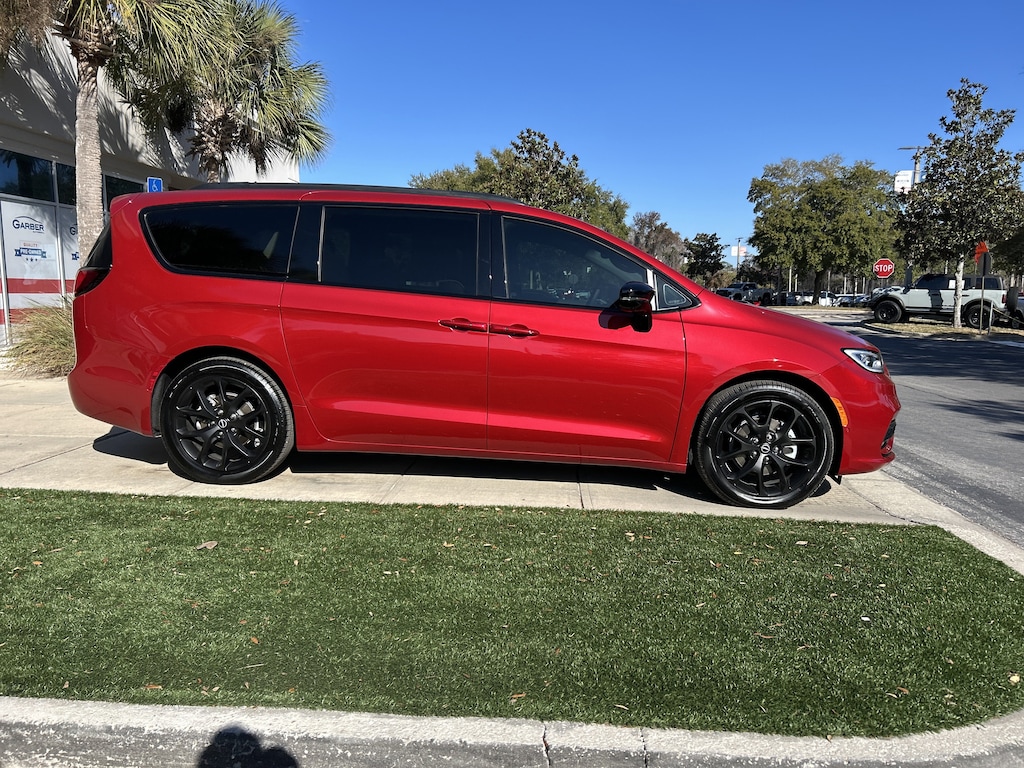 Used 2026 Chrysler Pacifica Limited Van Passenger Van