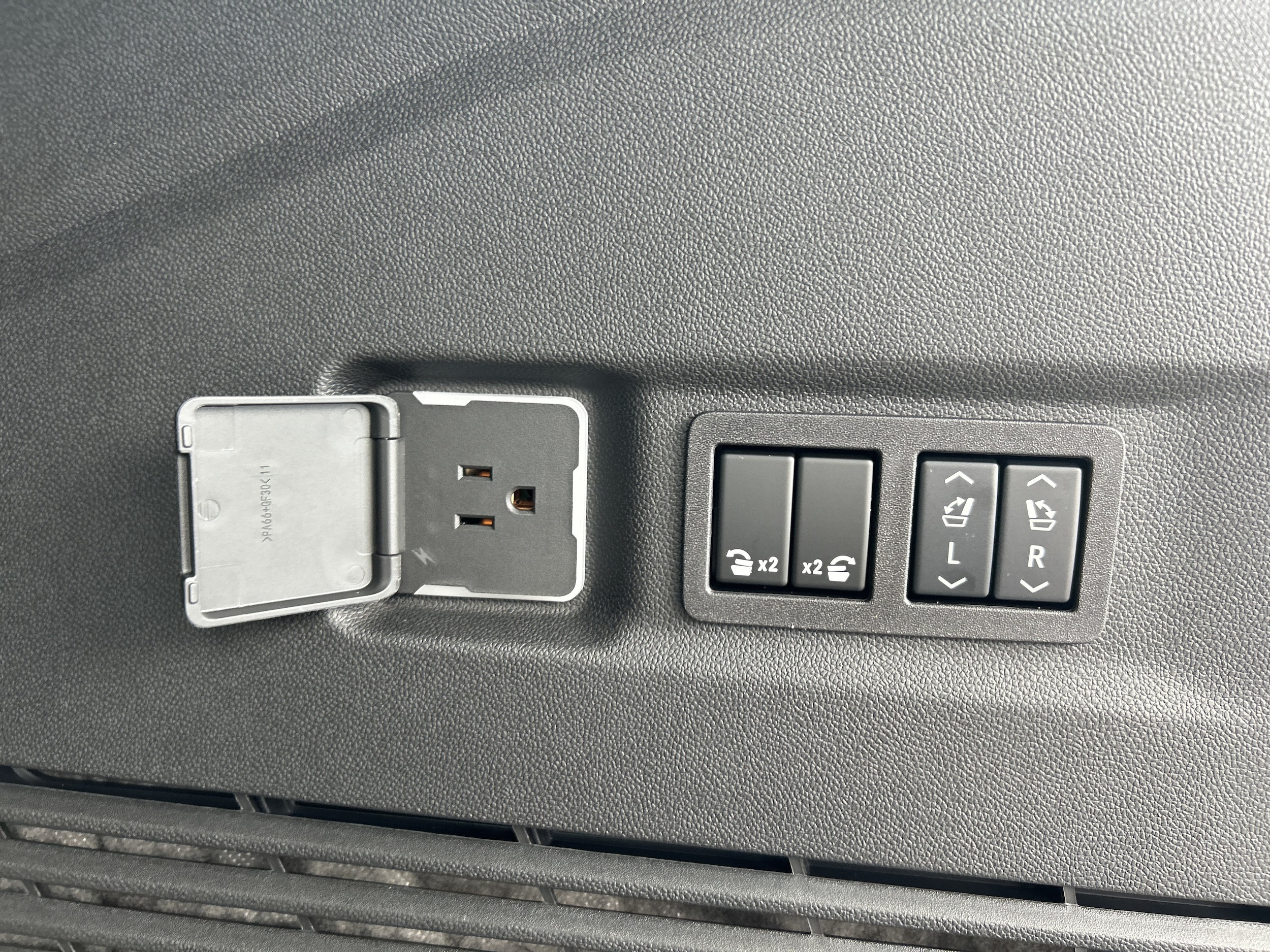 2026 GMC Yukon XL Denali - Photo 6