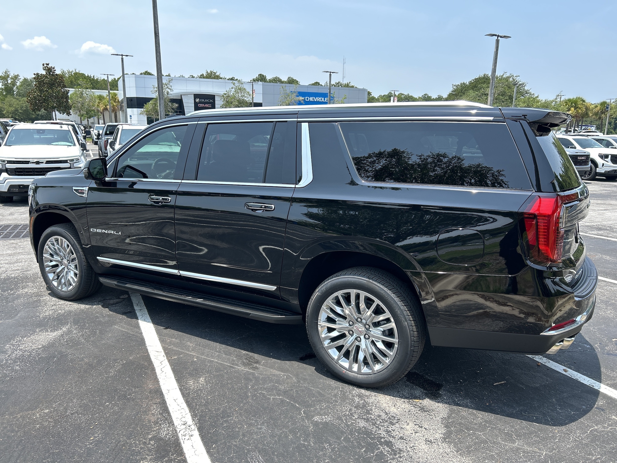 2026 GMC Yukon XL Denali - Photo 7