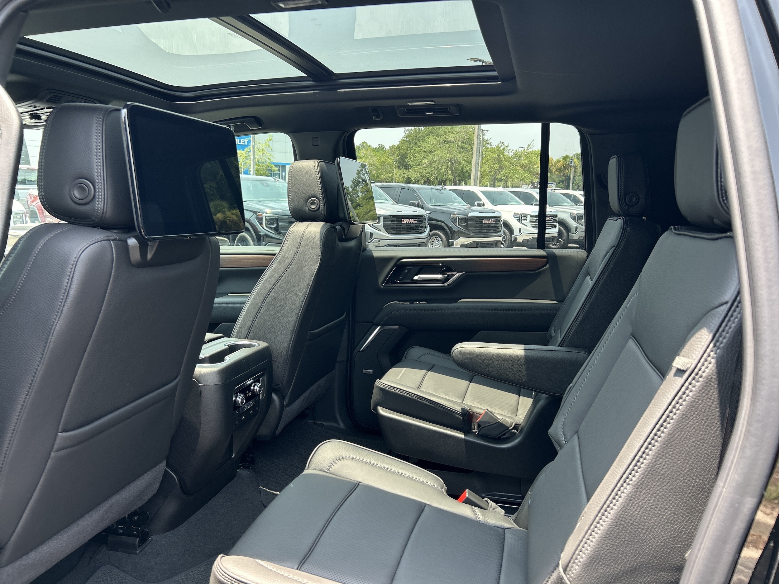 2026 GMC Yukon XL Denali - Photo 36