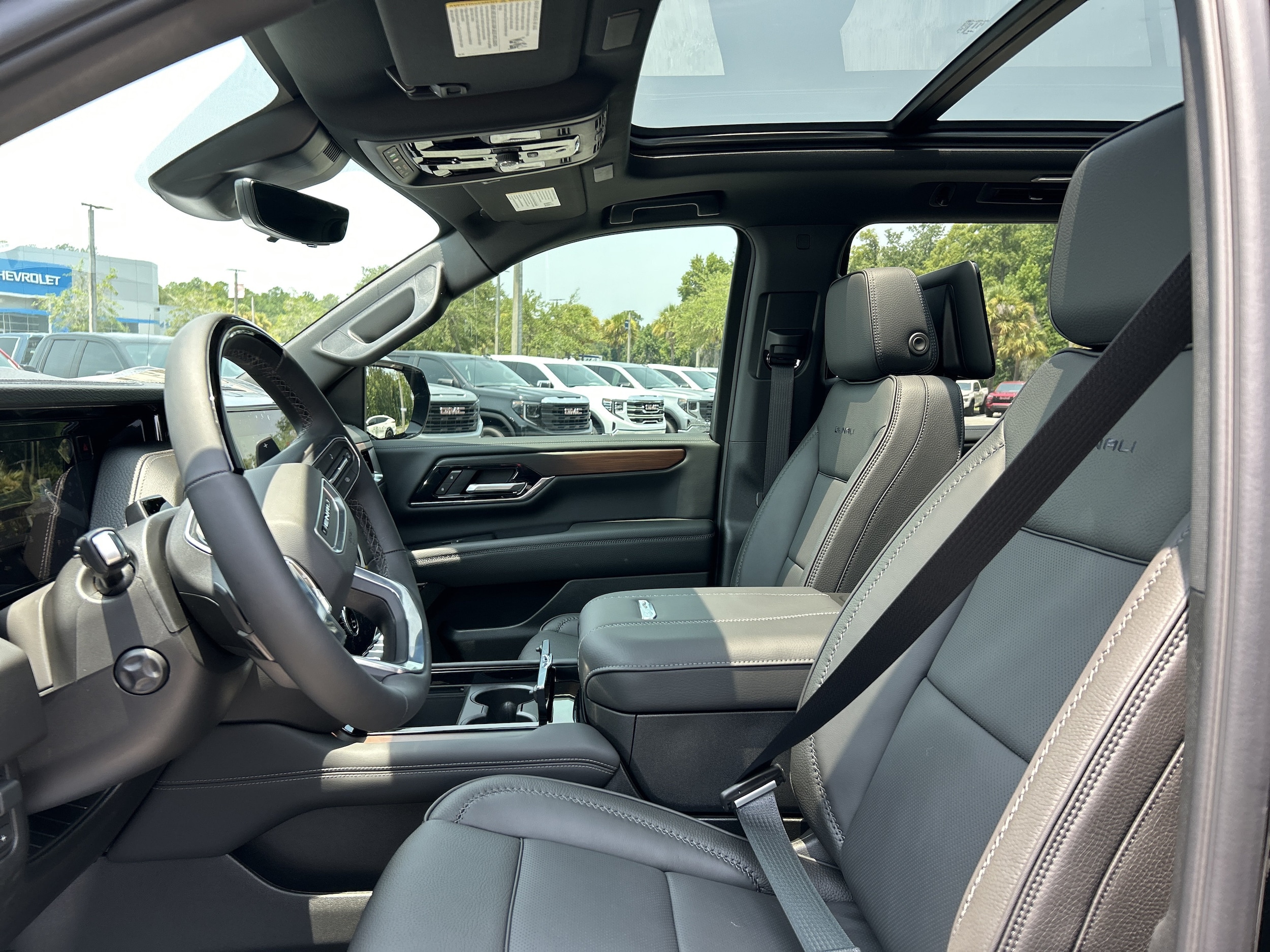 2026 GMC Yukon XL Denali - Photo 16