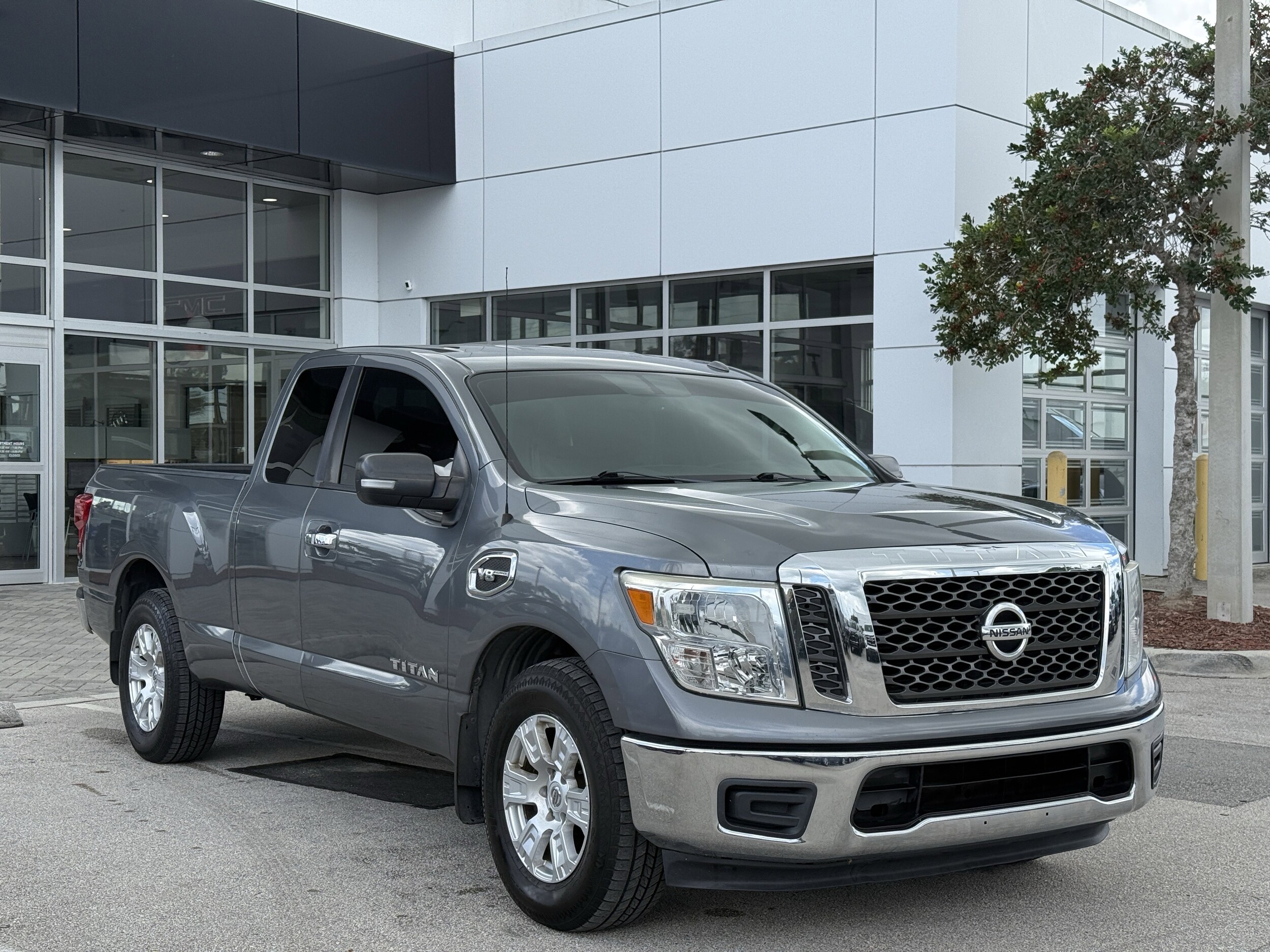 2017 Nissan Titan SV photo 4