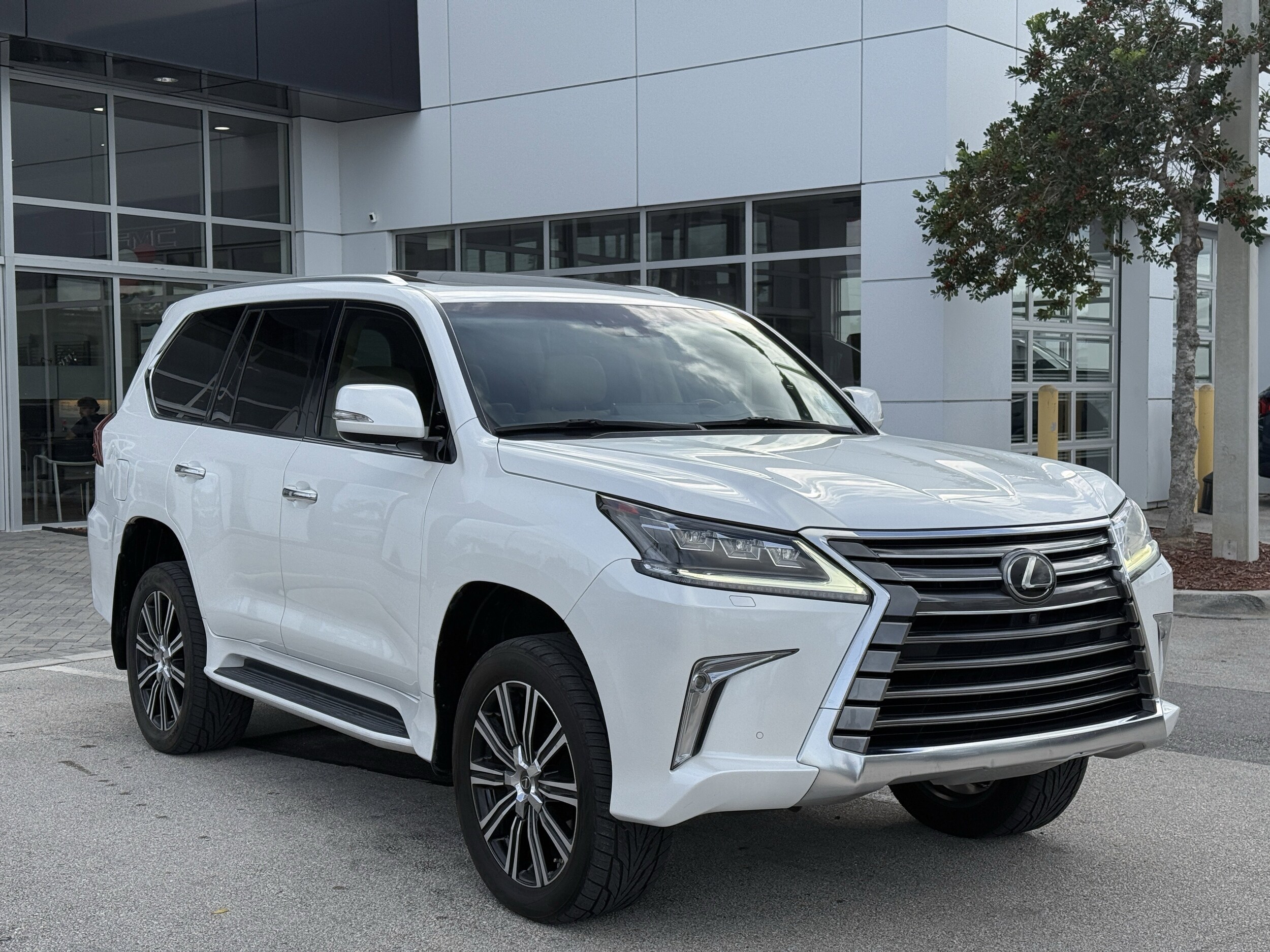 2019 Lexus LX 570 Three-Row photo 3