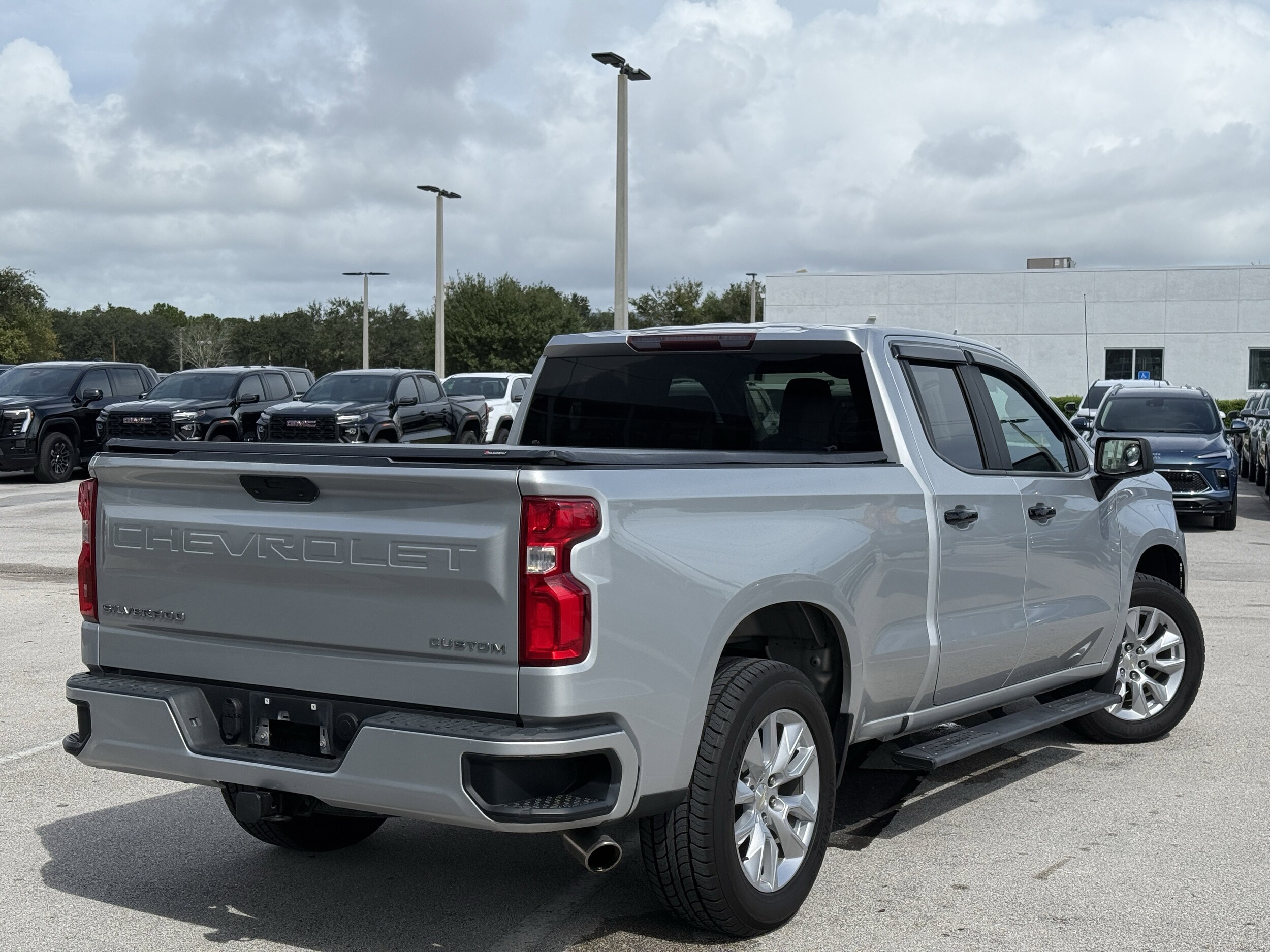 2019 Chevrolet Silverado 1500 Custom photo 3