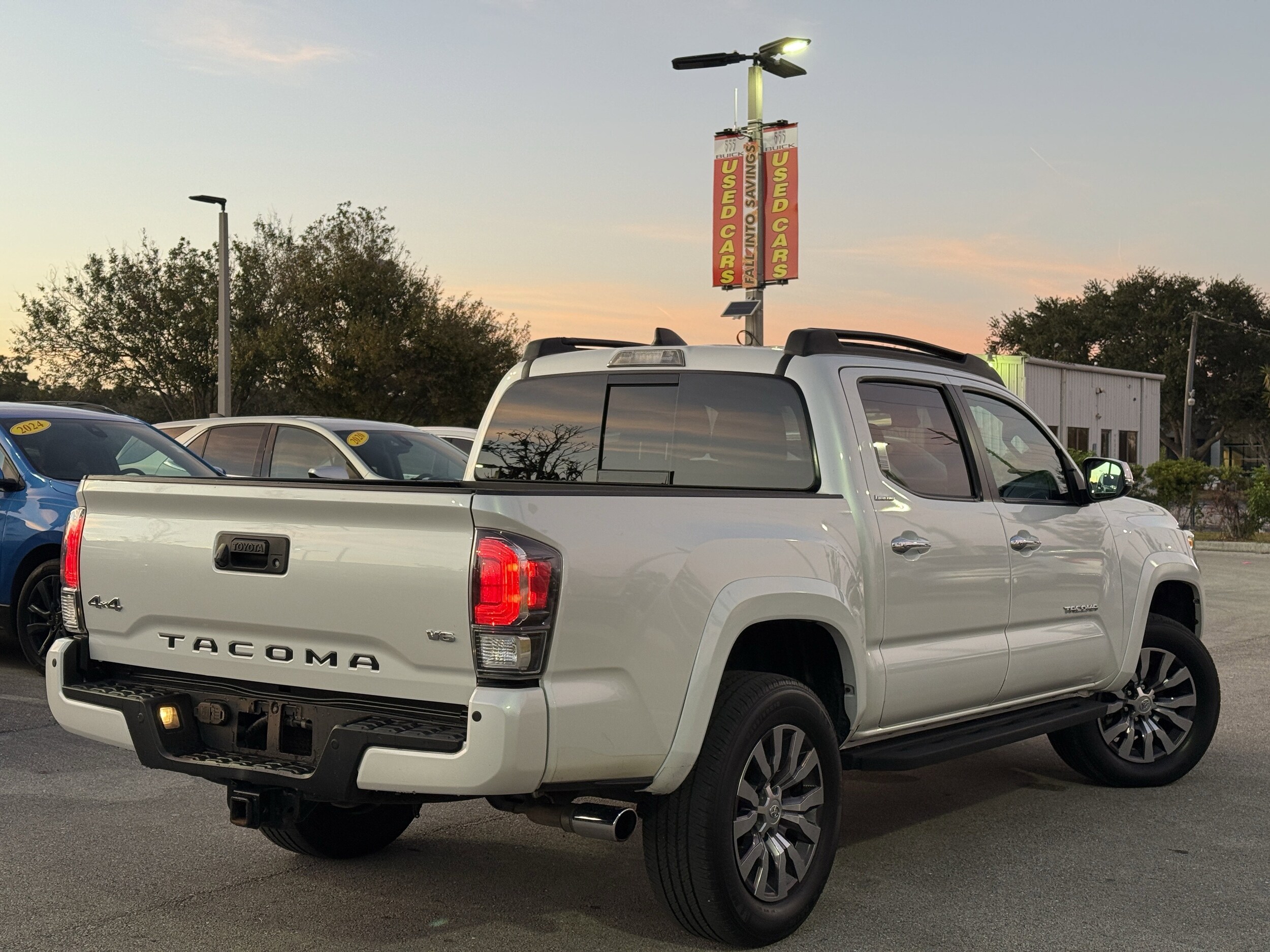 2022 Toyota Tacoma Limited photo 2