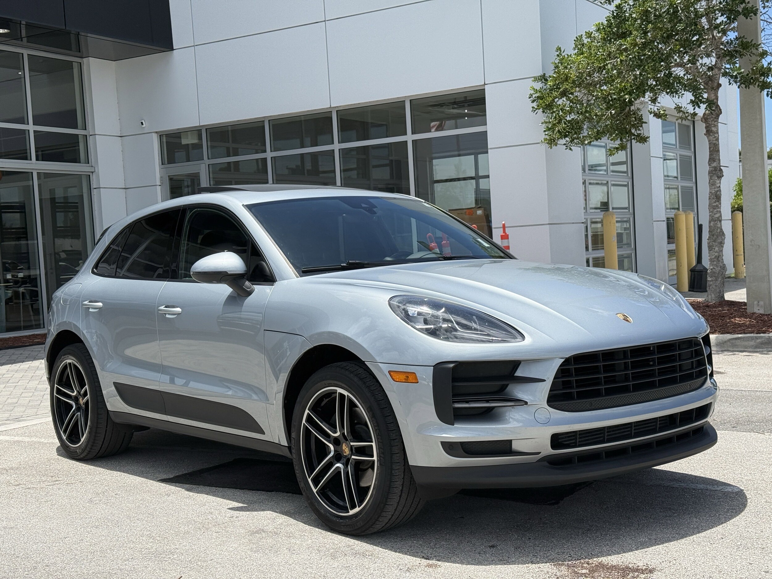 2020 Porsche Macan photo 3