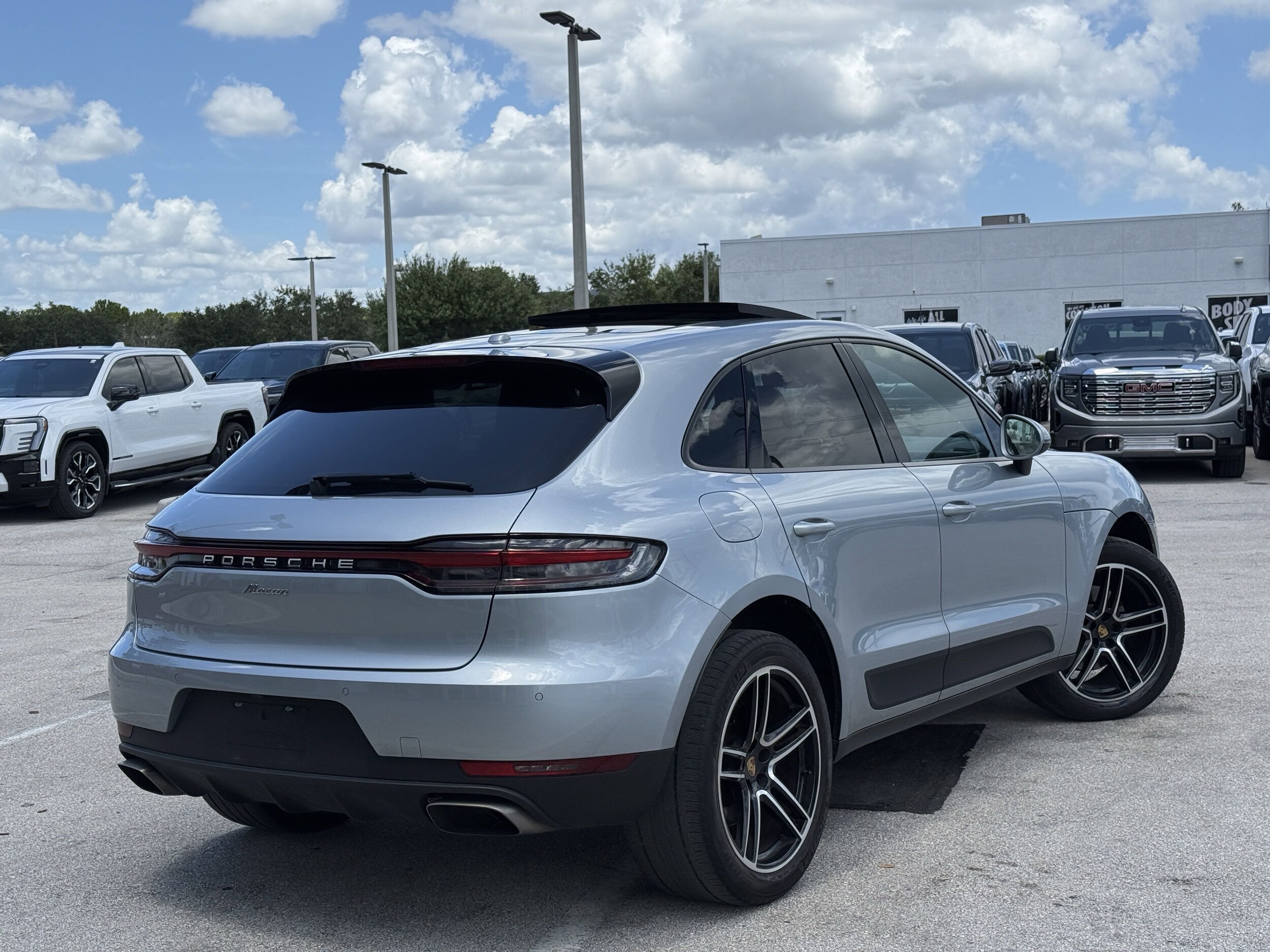 2020 Porsche Macan photo 2