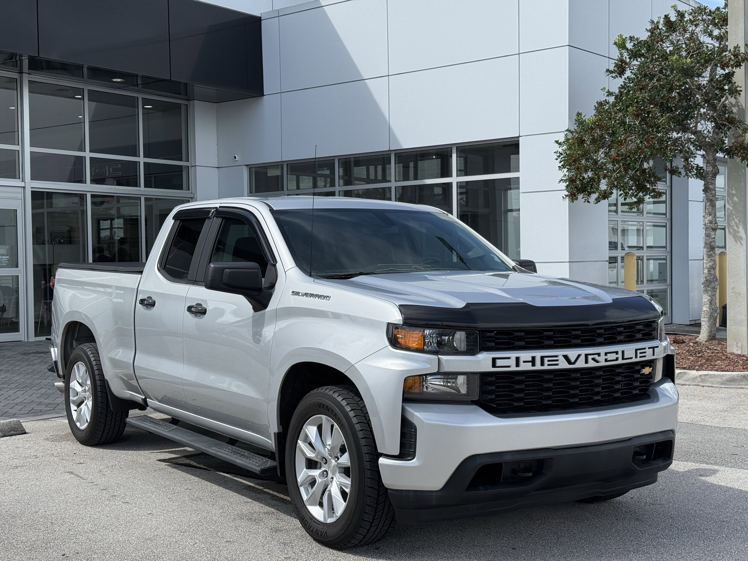 2019 Chevrolet Silverado 1500 Custom photo 2