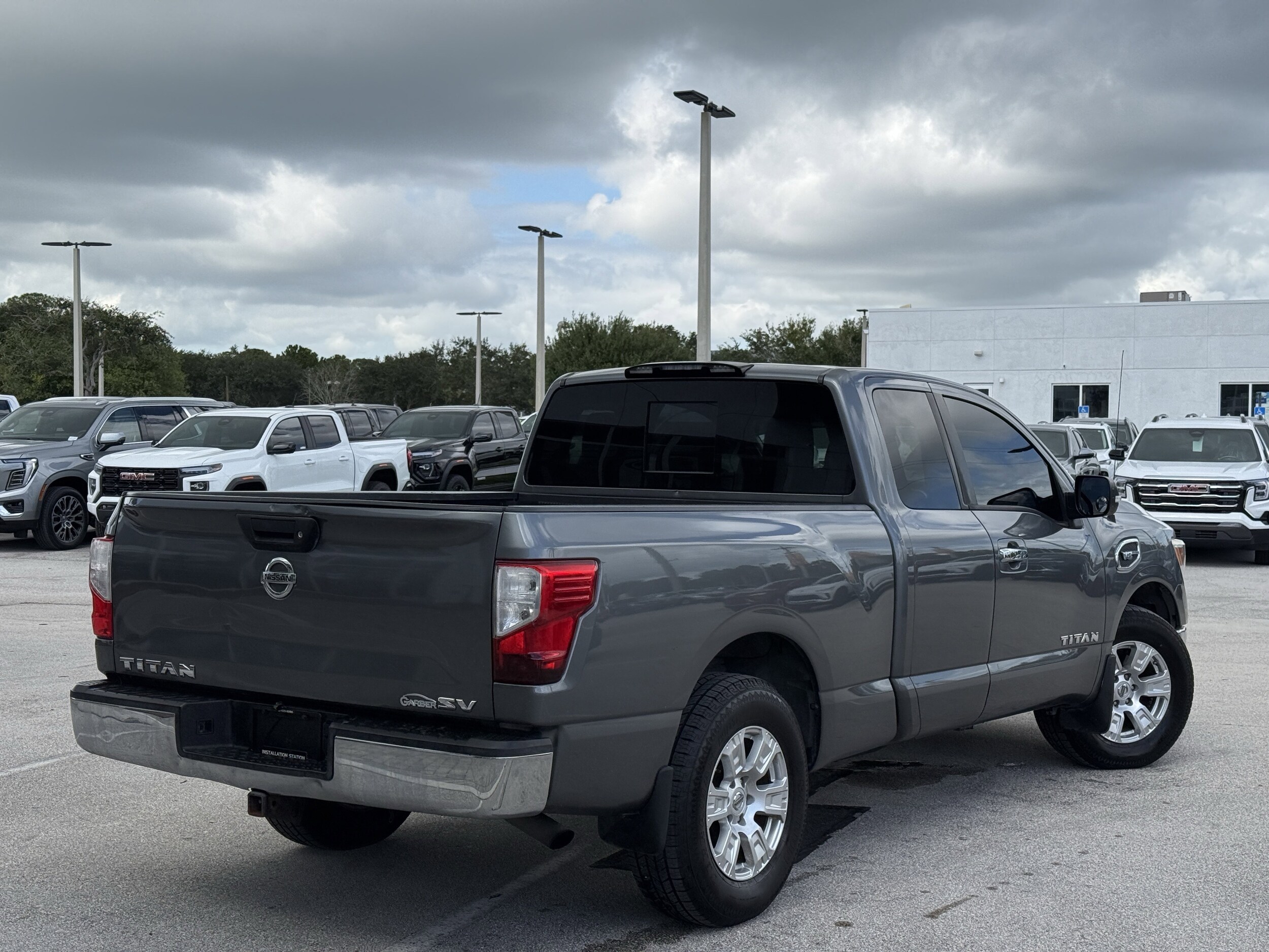 2017 Nissan Titan SV photo 3