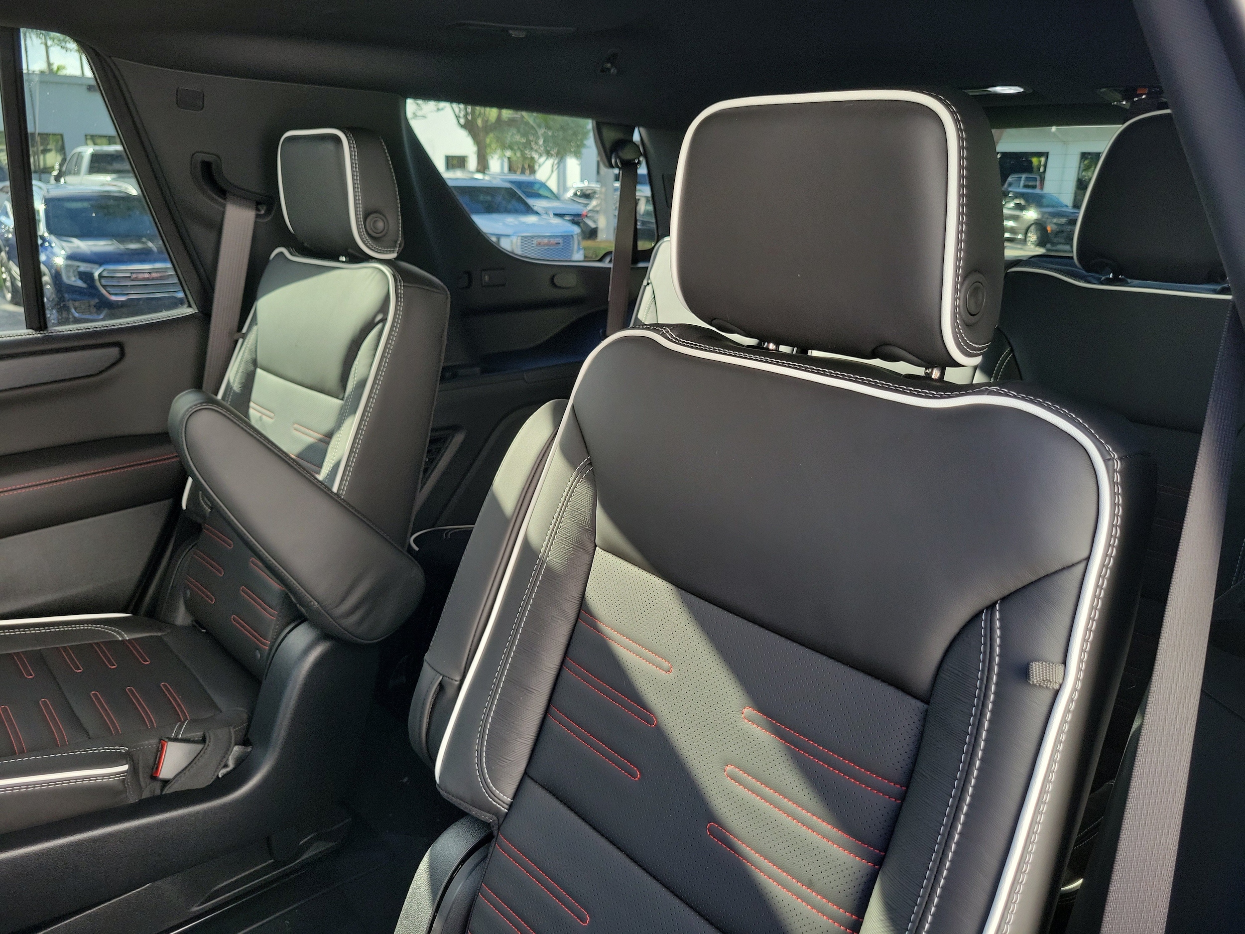 2026 GMC Yukon AT4 Ultimate - Photo 14