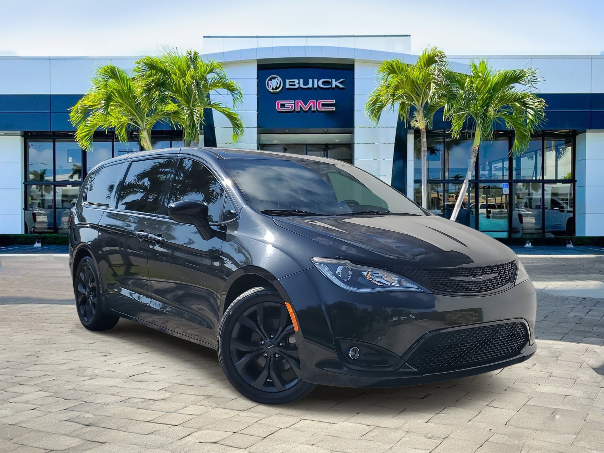 2020 Chrysler Pacifica Touring's photo