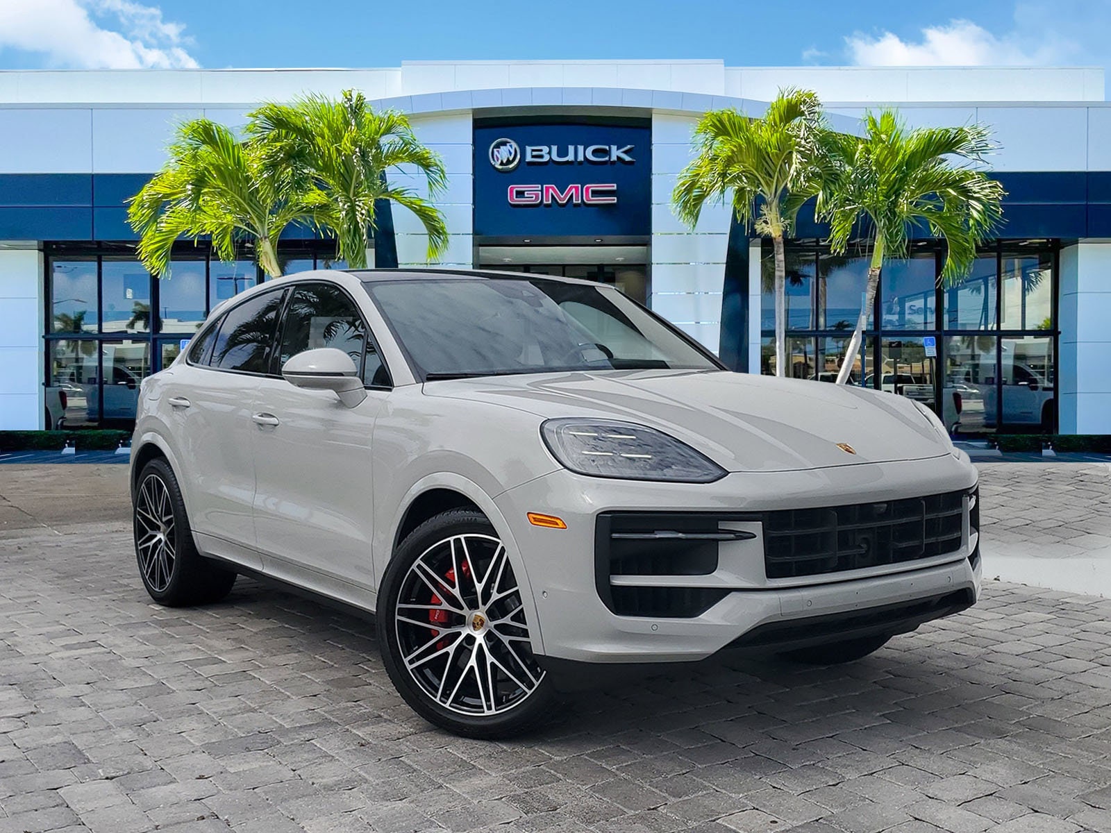 2024 Porsche Cayenne S's photo