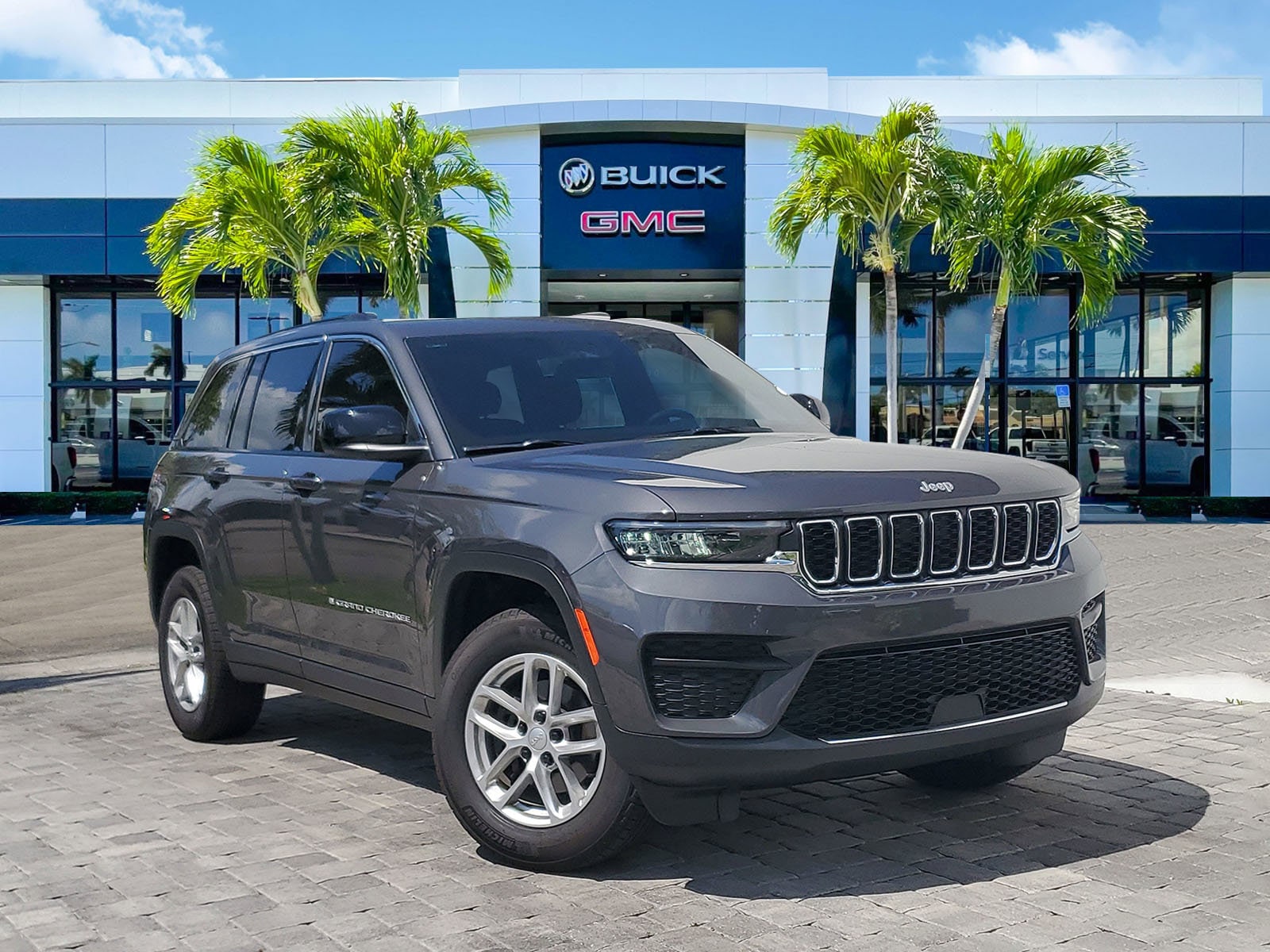 2025 Jeep Grand Cherokee Laredo X's photo