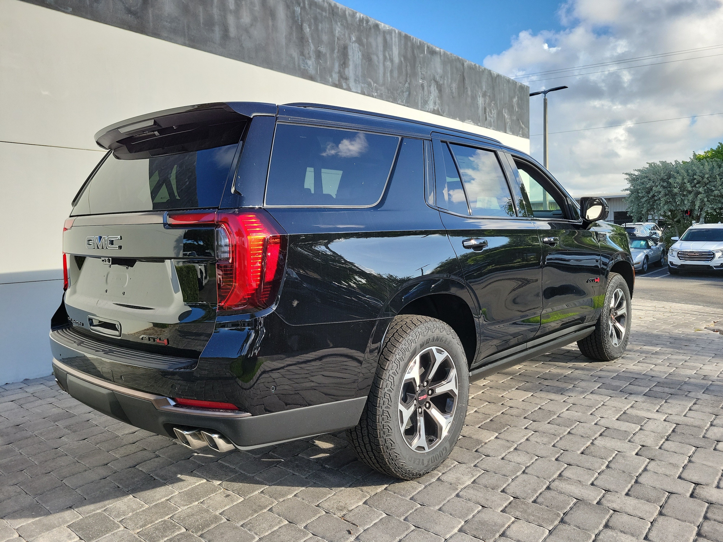 2026 GMC Yukon AT4 Ultimate - Photo 6
