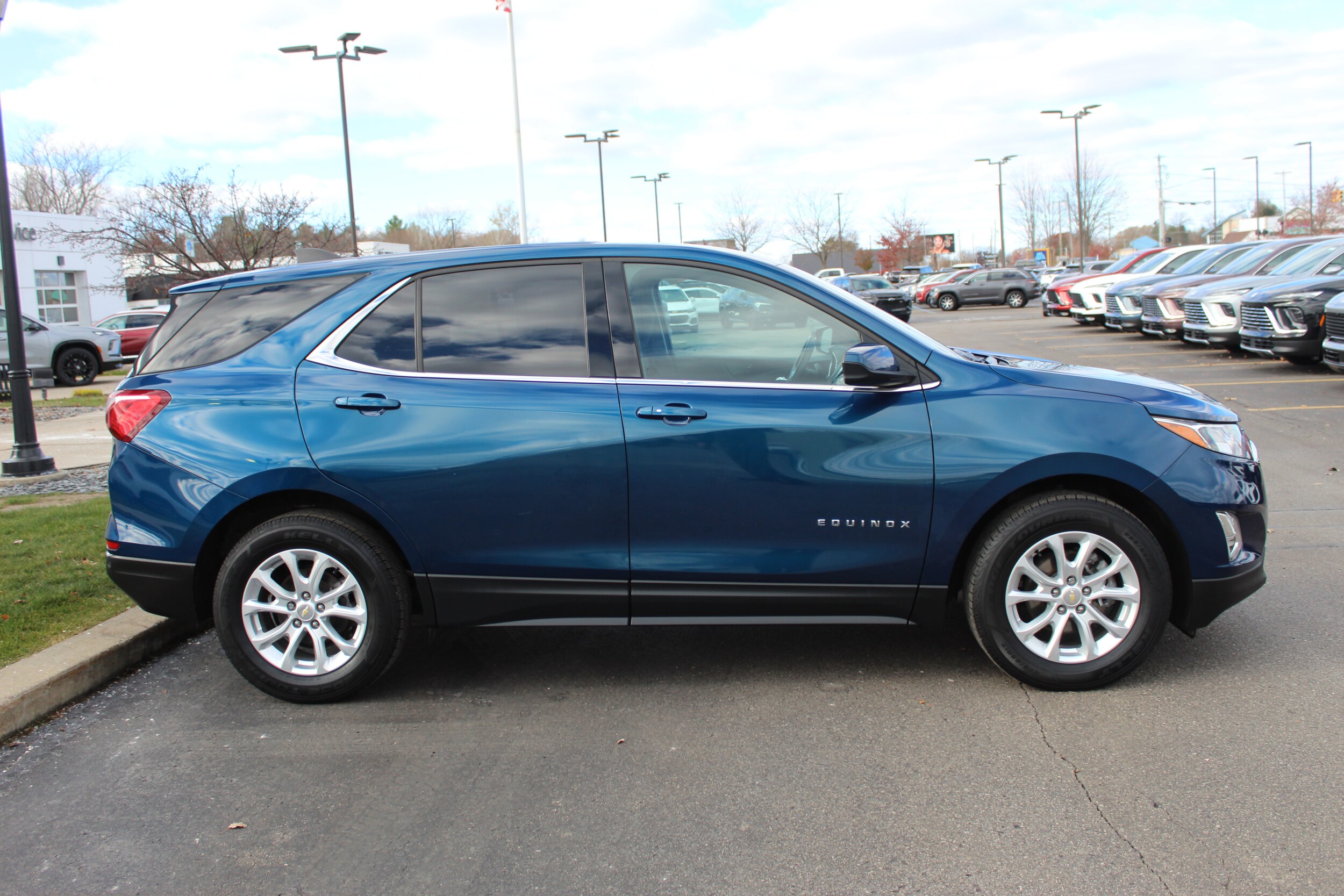 2020 Chevrolet Equinox LT photo 2