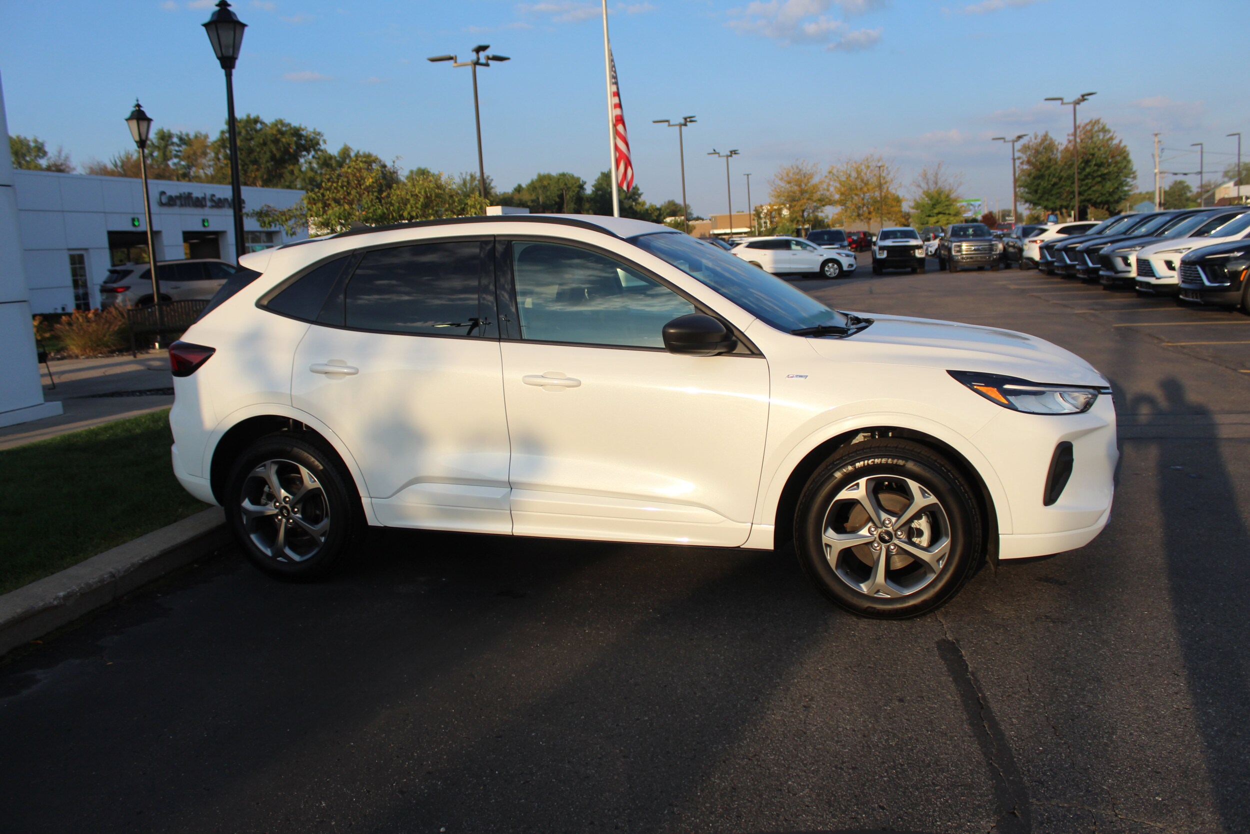 2023 Ford Escape ST-Line photo 2
