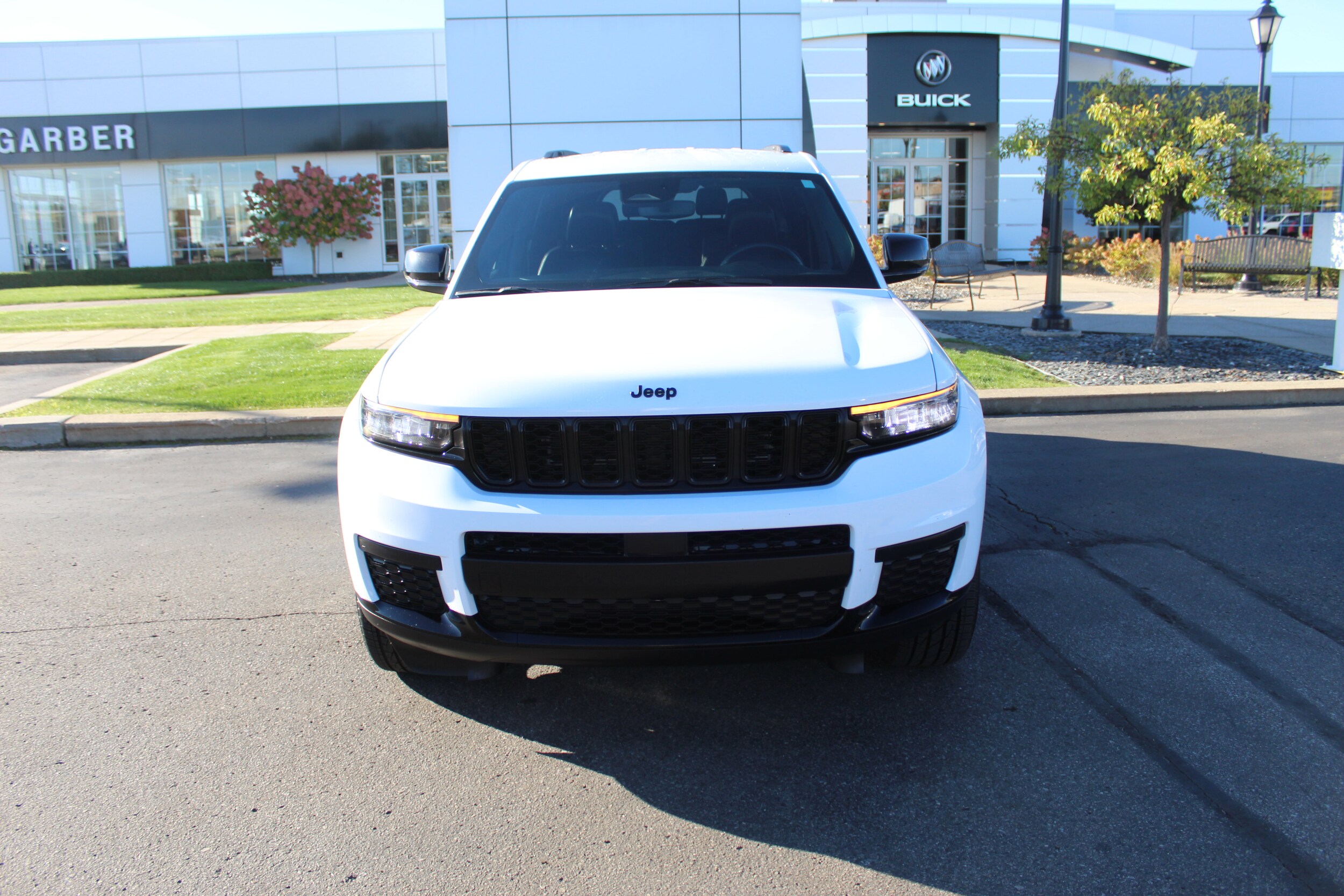 2023 Jeep Grand Cherokee Altitude photo 2