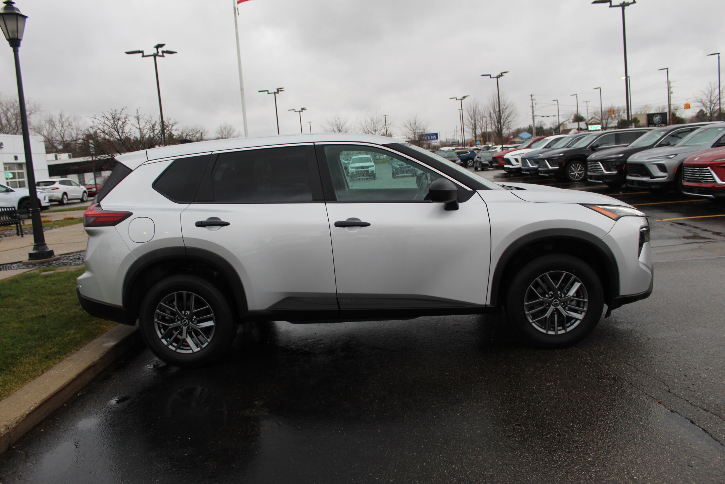 2024 Nissan Rogue S photo 2