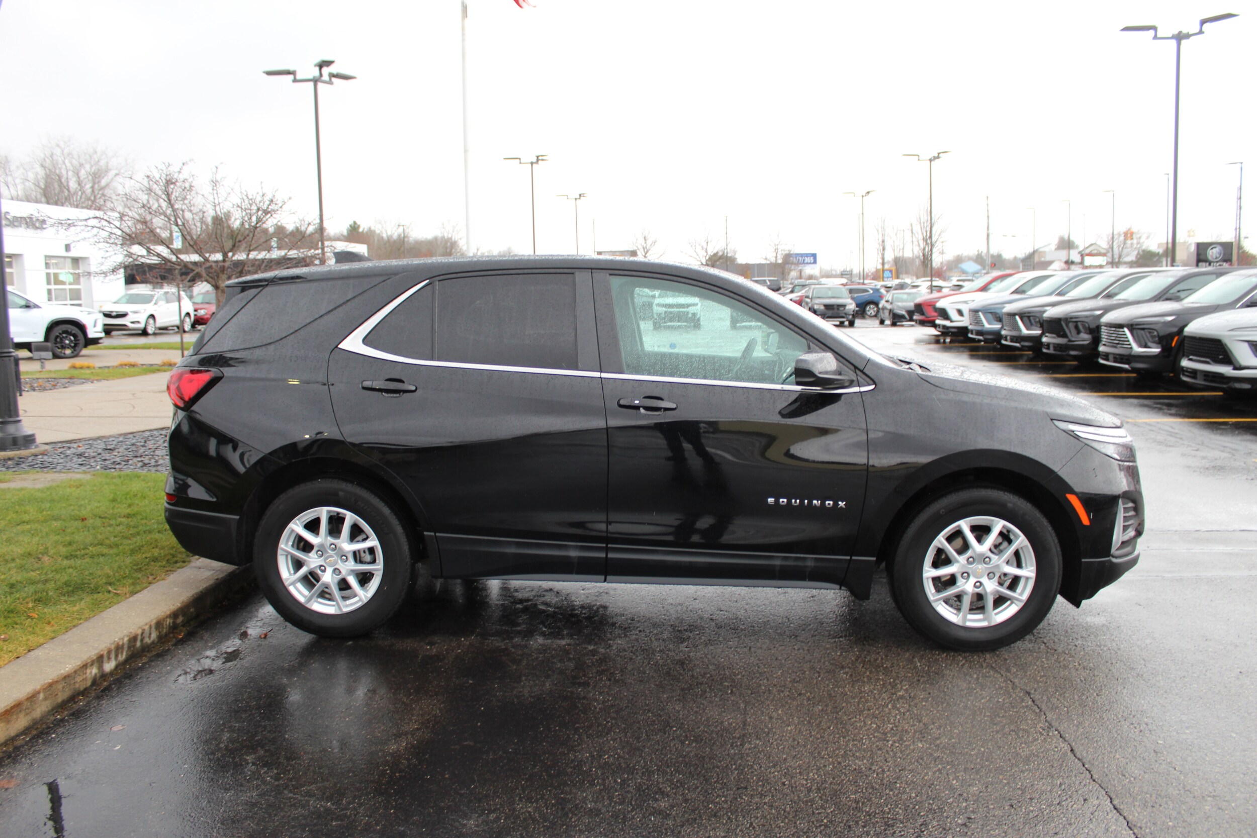 2022 Chevrolet Equinox LT photo 2