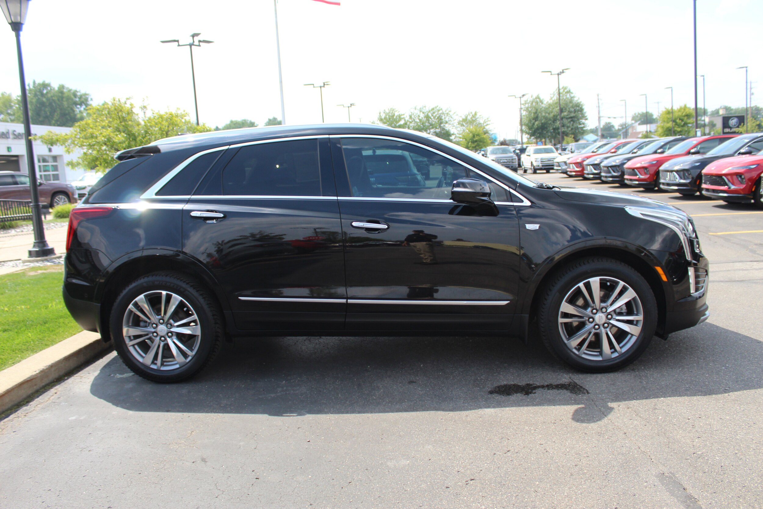 2022 Cadillac XT5 Premium Luxury photo 2