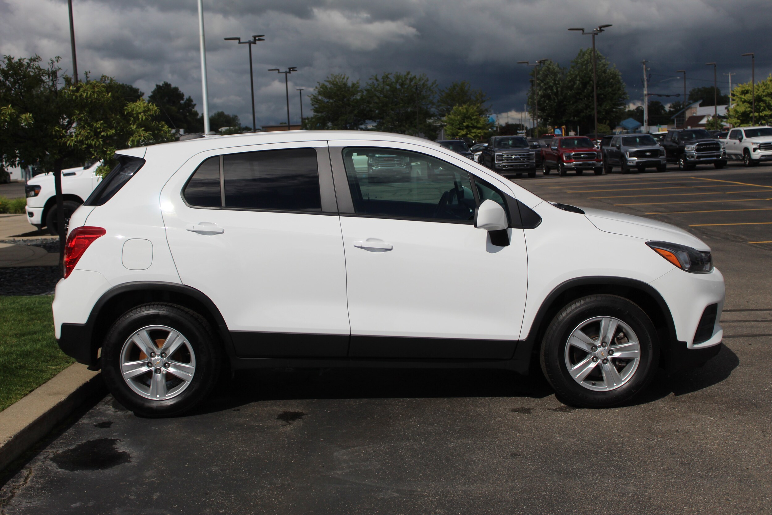 2022 Chevrolet Trax LS photo 3
