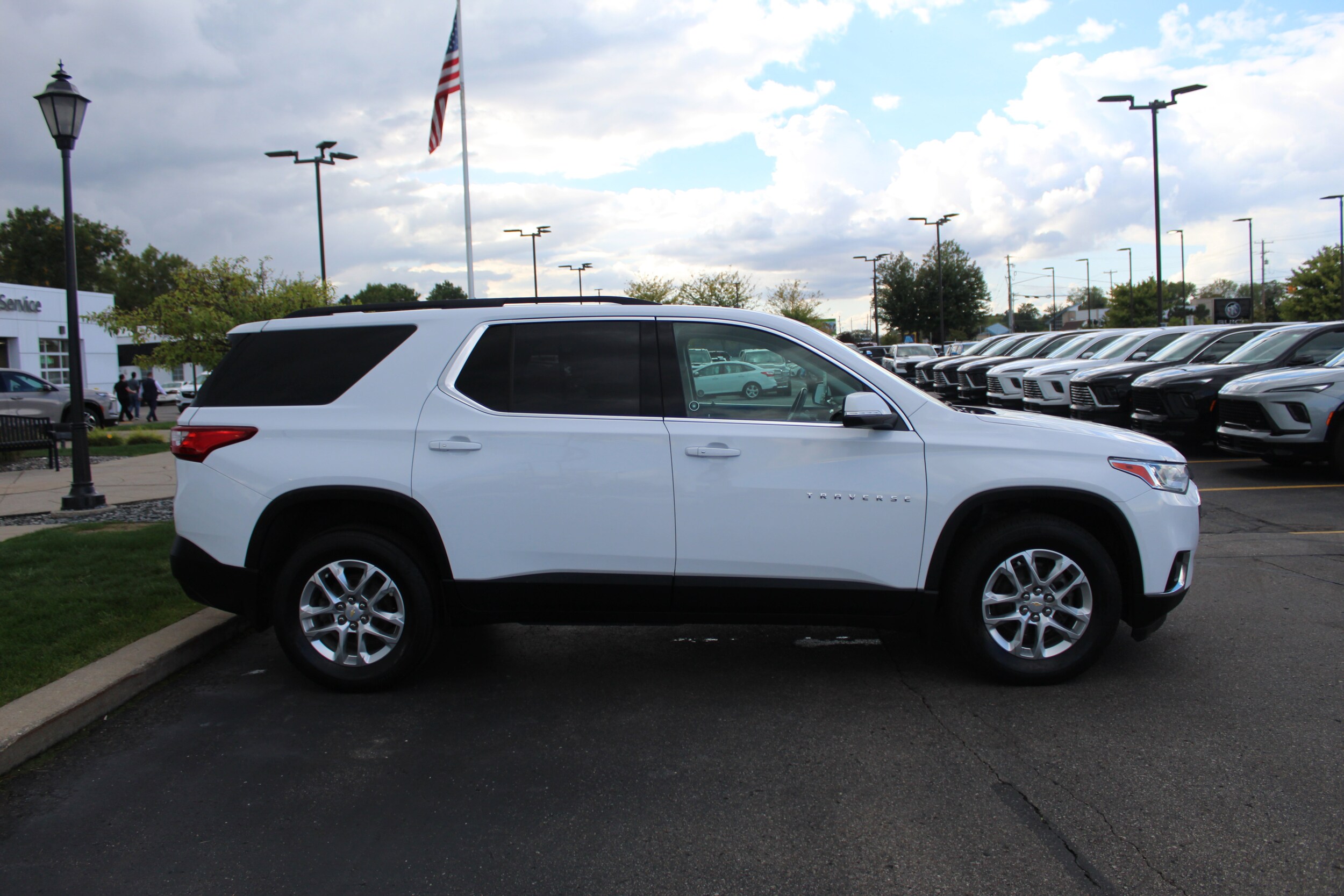 2021 Chevrolet Traverse Cloth photo 2