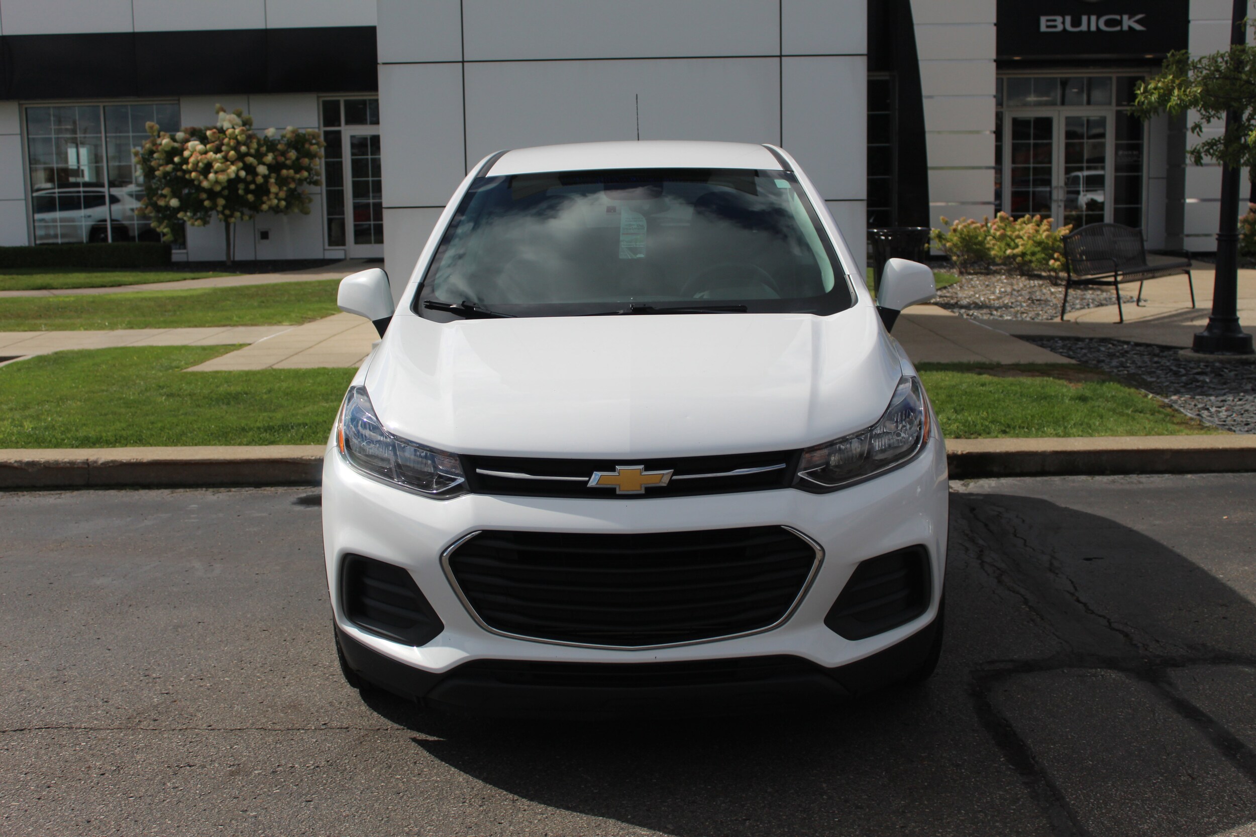 2022 Chevrolet Trax LS photo 2