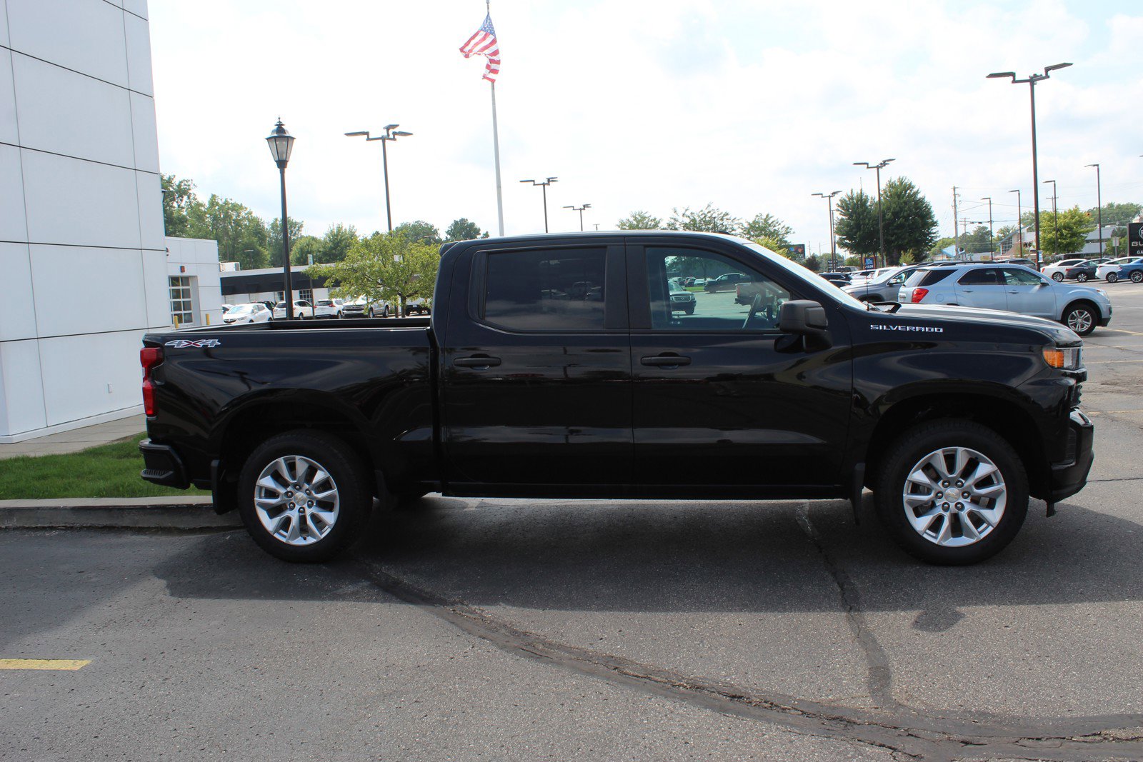 Used 2021 Chevrolet Silverado 1500 Custom with VIN 1GCUYBEFXMZ288680 for sale in Saginaw, MI