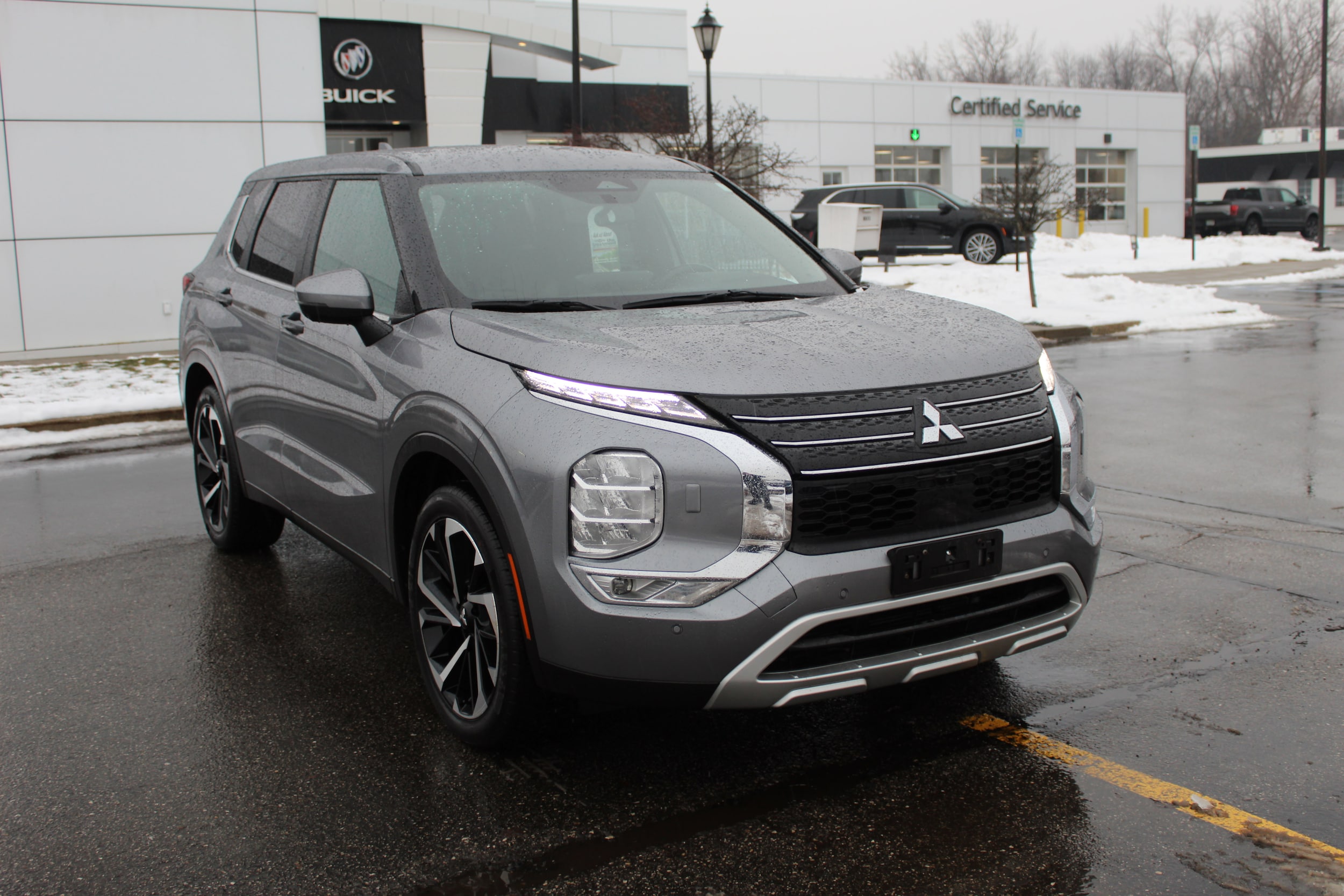 2023 Mitsubishi Outlander SE's photo