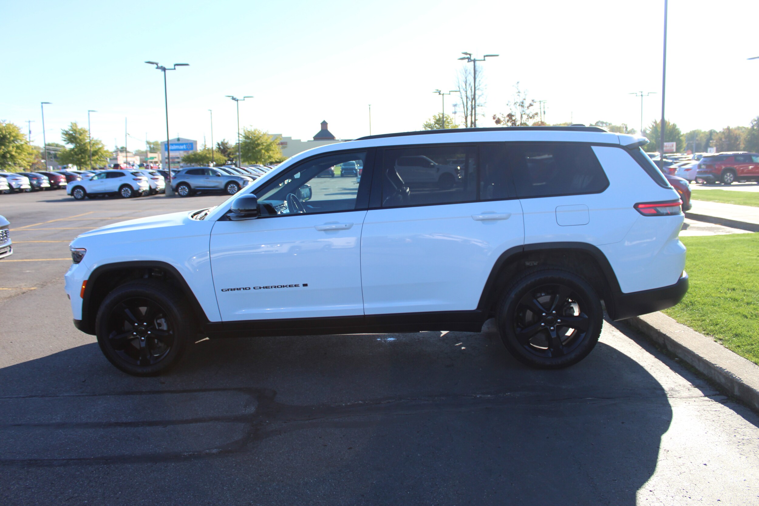 2023 Jeep Grand Cherokee Altitude photo 3