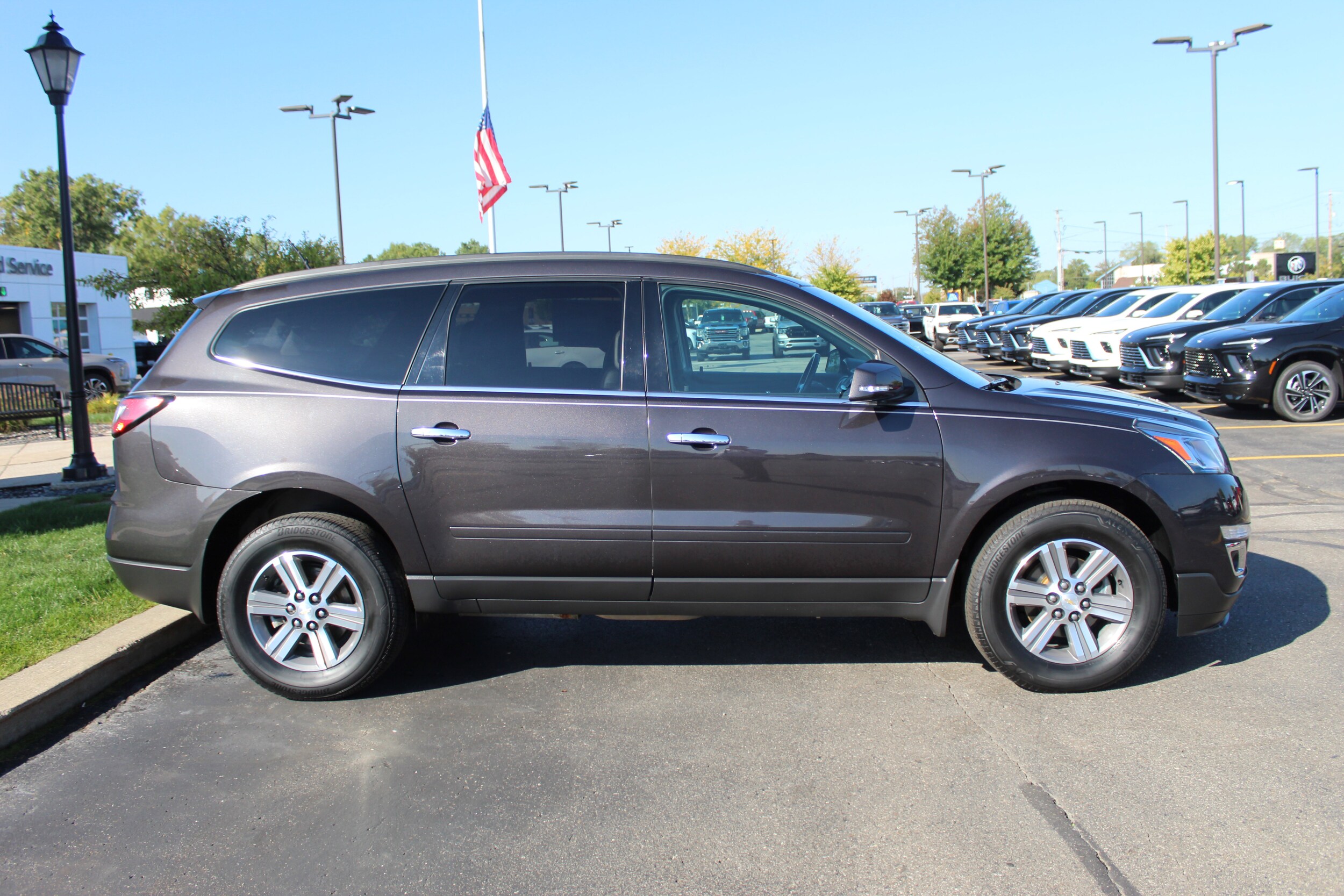 2017 Chevrolet Traverse LE photo 2