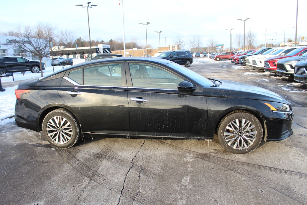Used 2023 Nissan Altima 2.5 SV Sedan