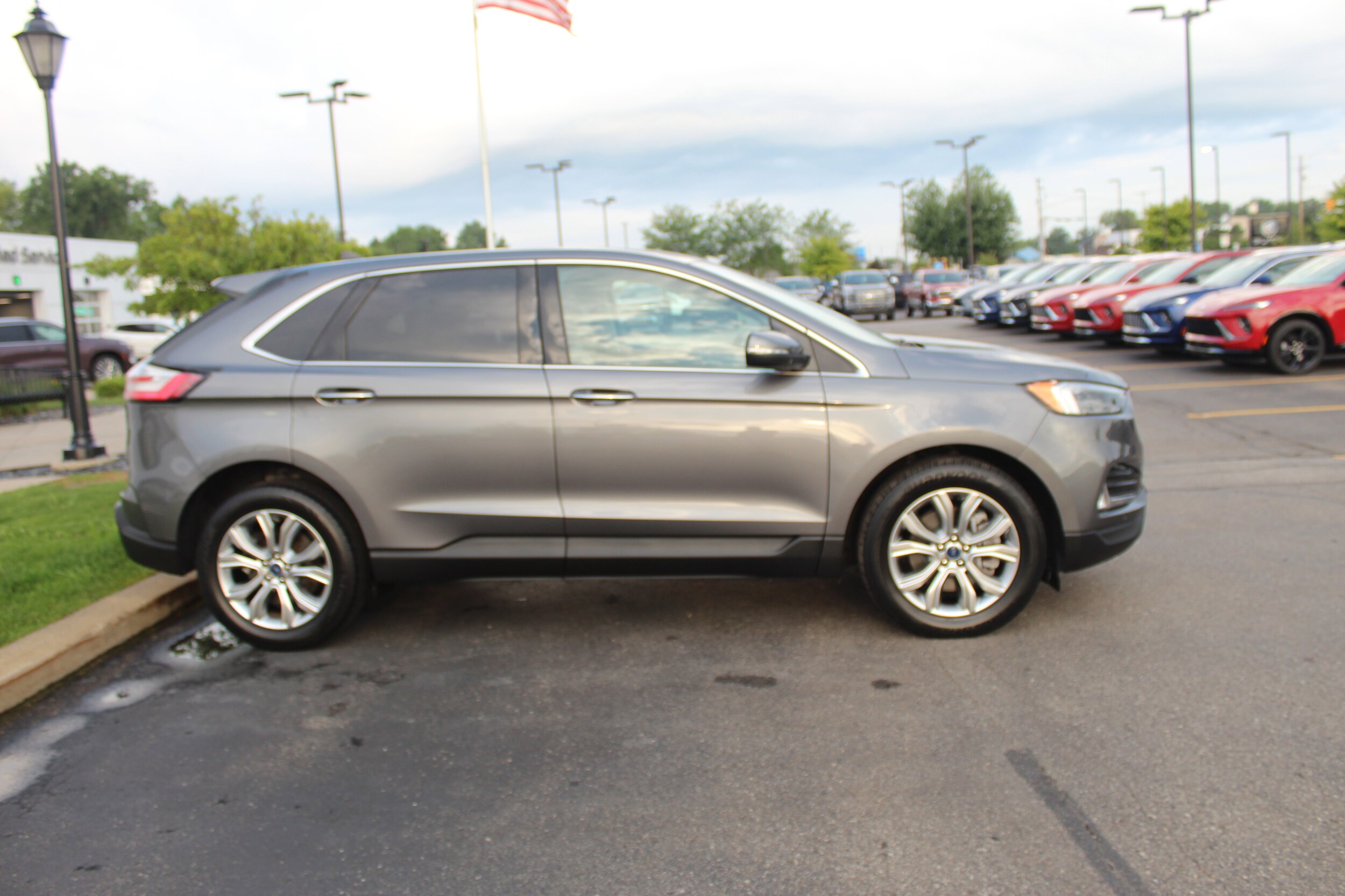 2022 Ford Edge Titanium photo 2