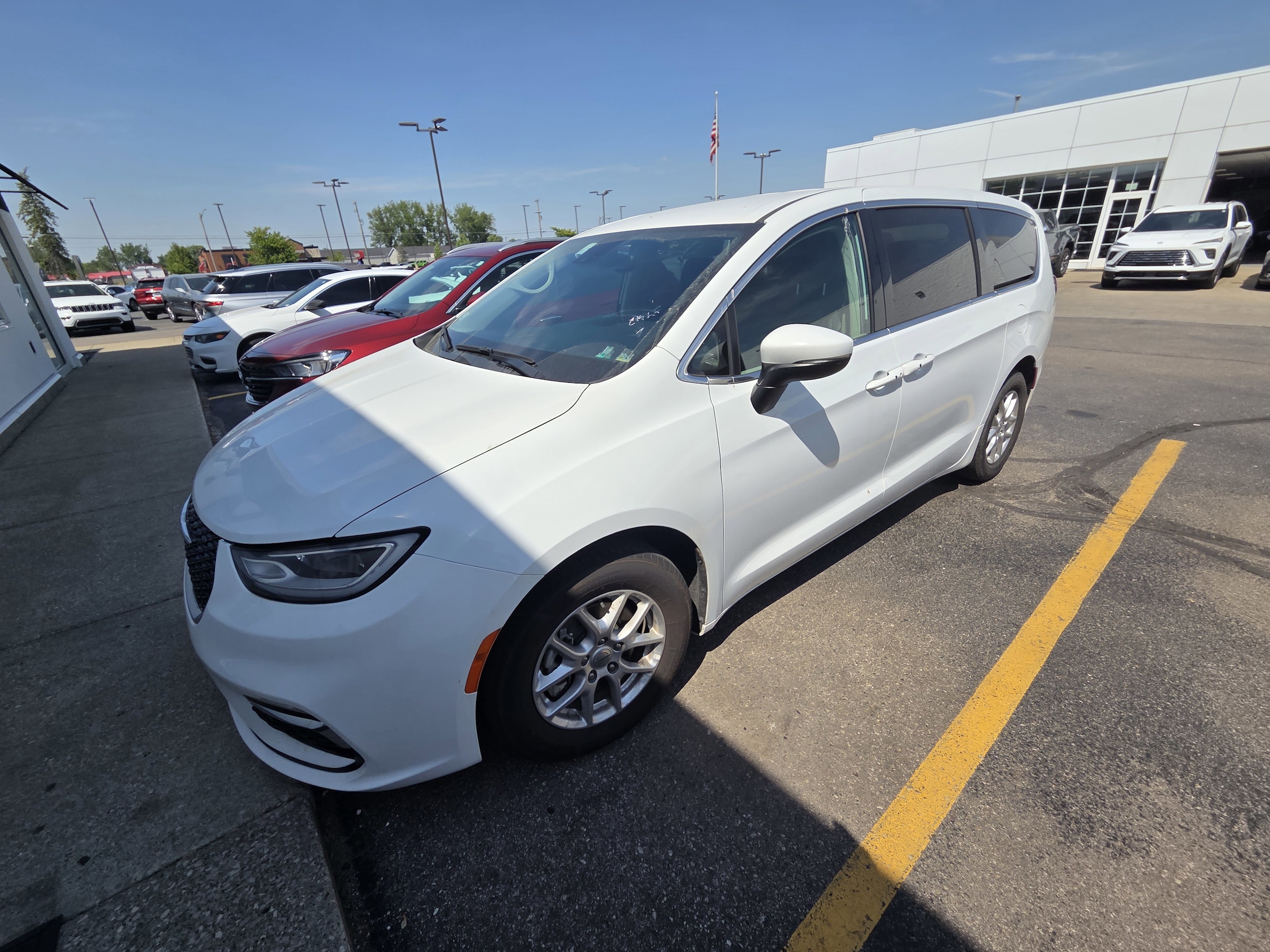 2023 Chrysler Pacifica Touring L's photo
